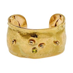 Misani Bangle bracelet 18 carat yellow gold with peridot and small diamonds