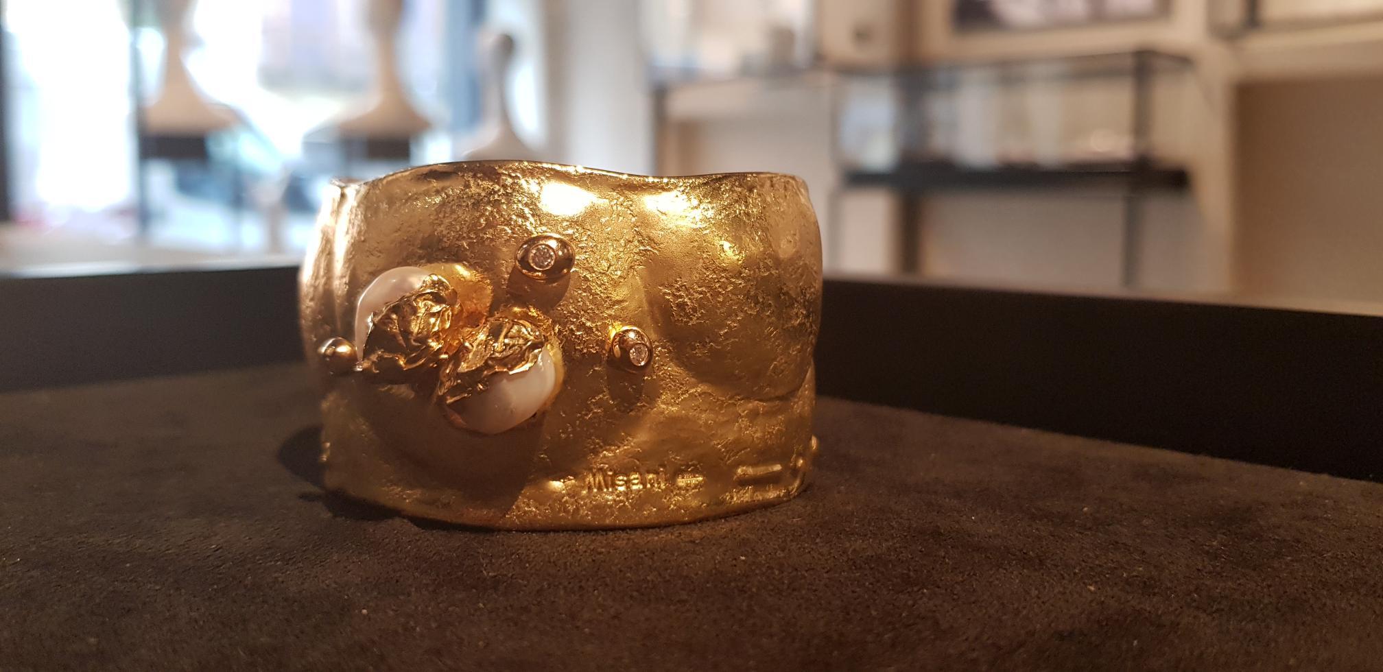 Artisan Misani 18 Karat Yellow Gold Freshwater Pearl Bangle Cuff Bracelet For Sale