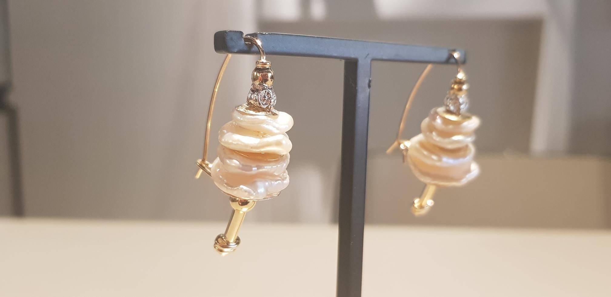 Misani has many pieces of art and one of them are these beautiful handmade earrings. They are made by our italian artisan in Milan and are curated from the beginning to the ending of production. What in them? Keshi pearls and 18k gold.
Keshi pearls