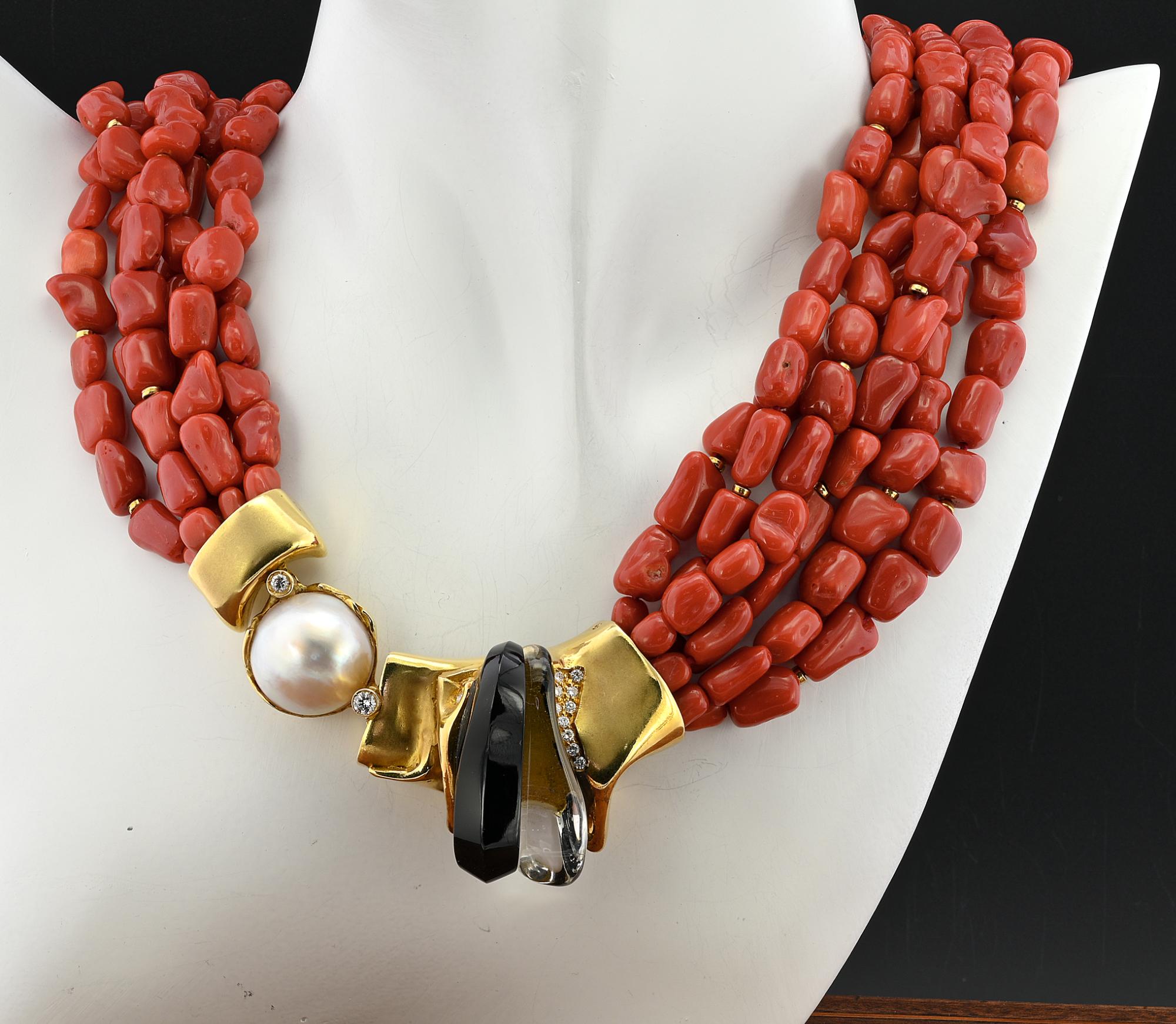 Magnifica collana a più fili firmata Misani da Milano, 1980 circa.
Una selezione impressionante di 6 fili multipli di eccezionale corallo rosso Sardegna italiano, il più raro corallo di colore rosso intenso, intervallati da perline d'oro.
La grande