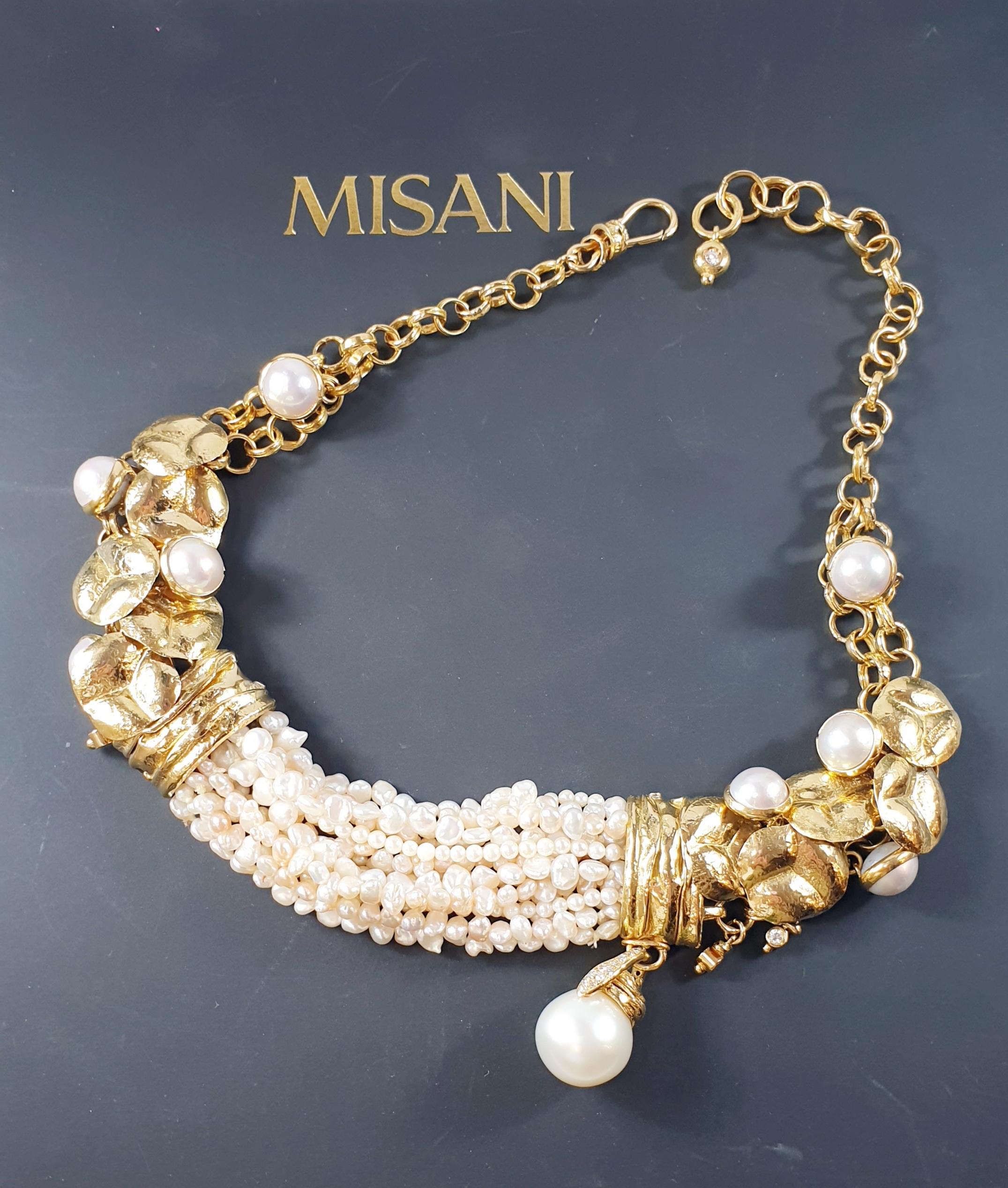 Misani Milano Australian Pearl Diamonds 18k Gold Choker Necklace from the 80´s
Beautiful hammmered gold leafs intercate with 8 mabé pearls central 15 threads of and south sea pearls and a pendentif of 15,2mm/0,60 inches australian pearl with pavé of