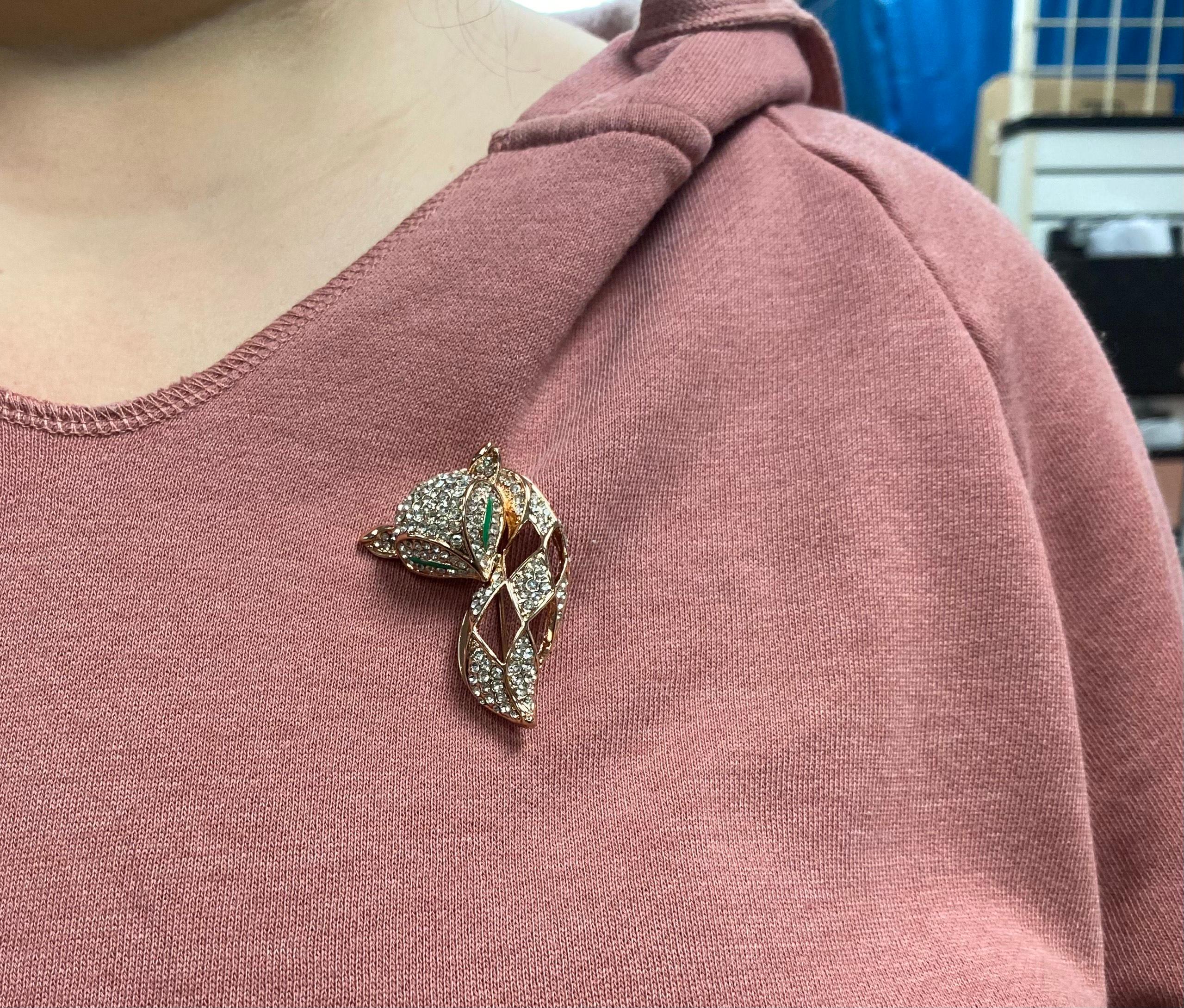 Mischievous Sly Fox Goldene funkelnde Kristall Brosche Pin Anhänger (Moderne) im Angebot