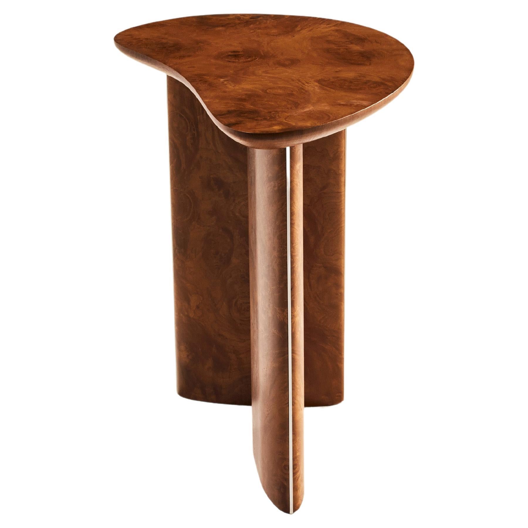 Table d'appoint pointue en bois de ronce avec garniture en métal de Tatjana von Stein, France en vente