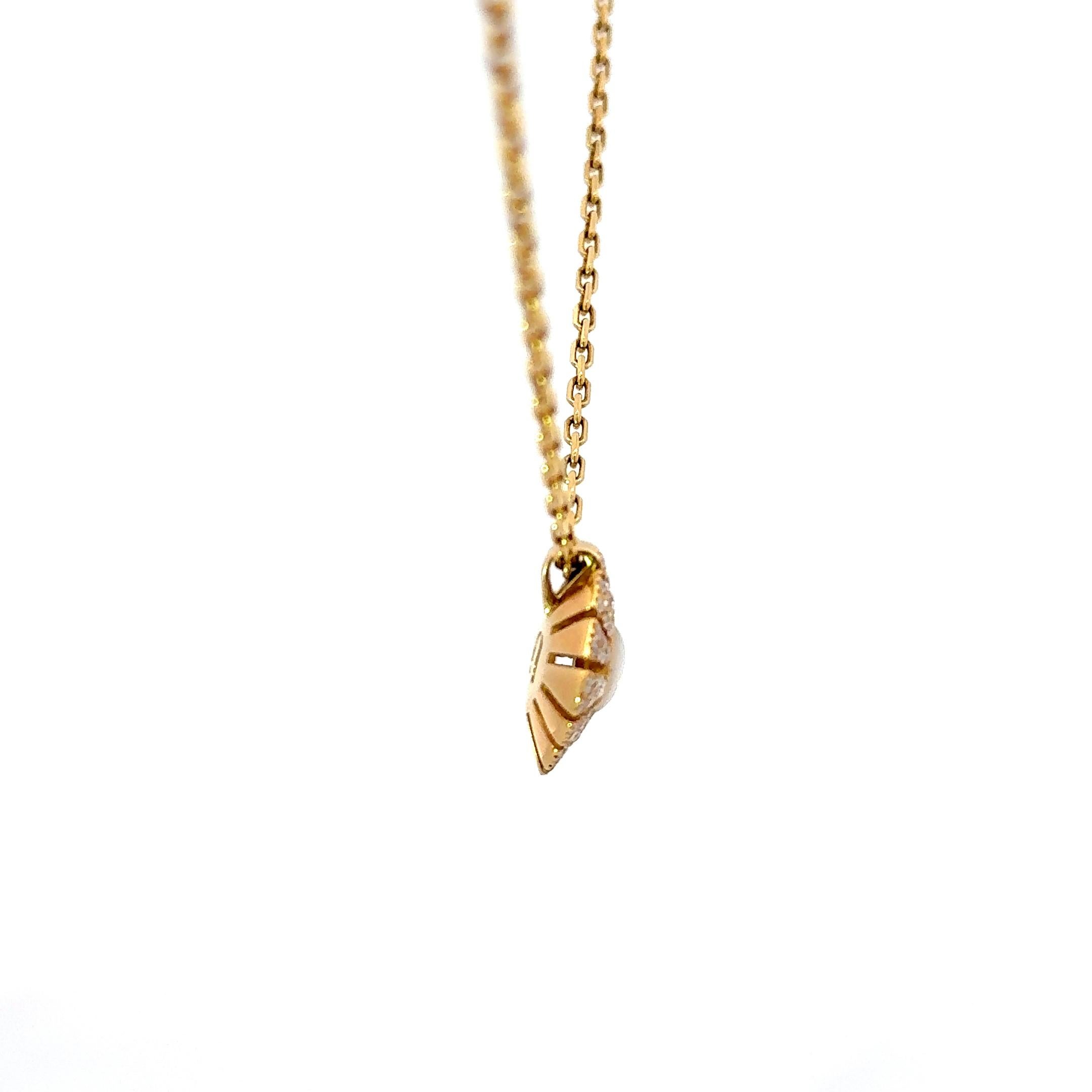 Round Cut Miseno Mother-of-Pearl & Diamond Pendant Necklace 18K Yellow Gold For Sale