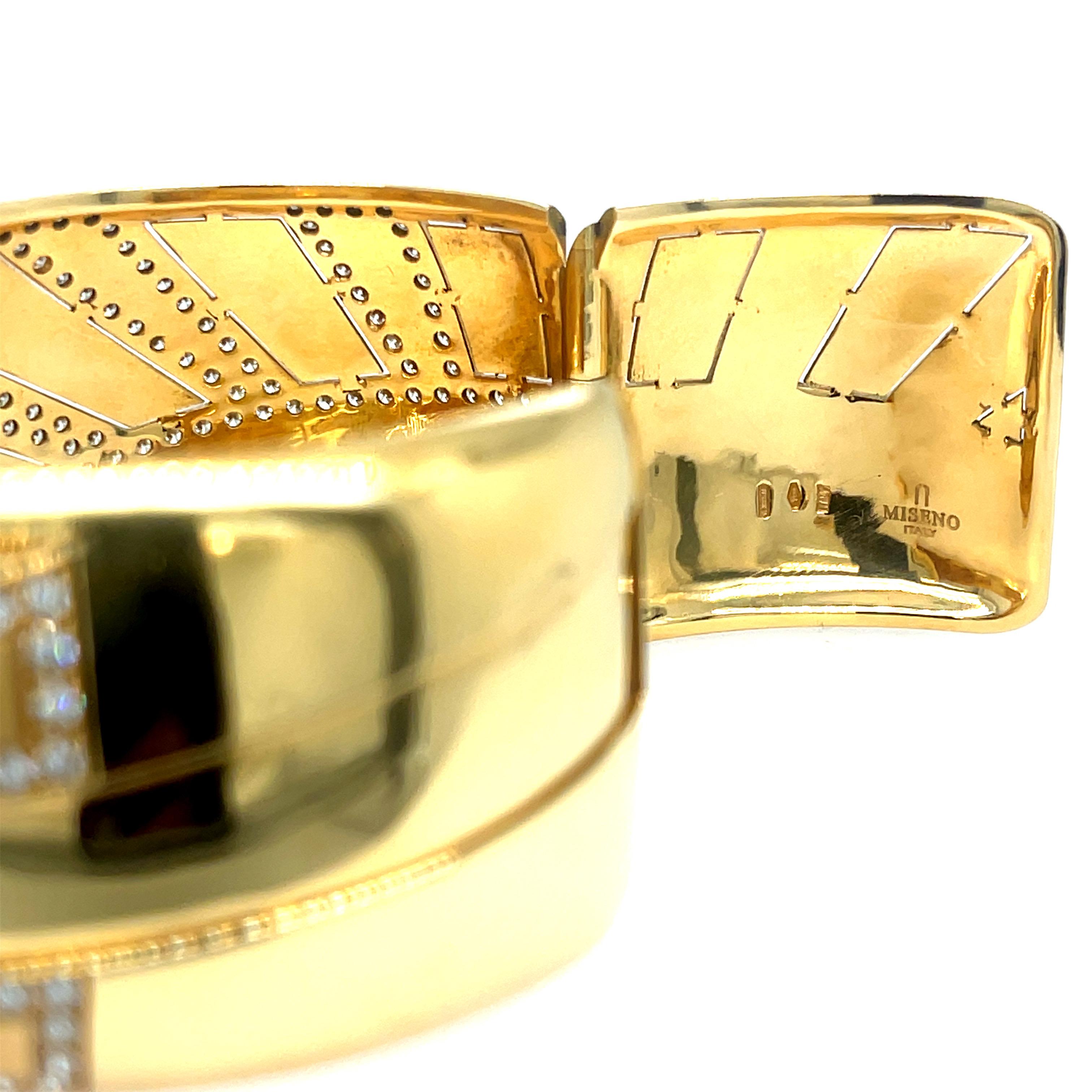 Manchette large à diamants Miseno en or jaune 18K. Cette manchette présente 5,32ctw de diamants ronds sertis dans un motif représentant les rayons du soleil.

83 grammes
1