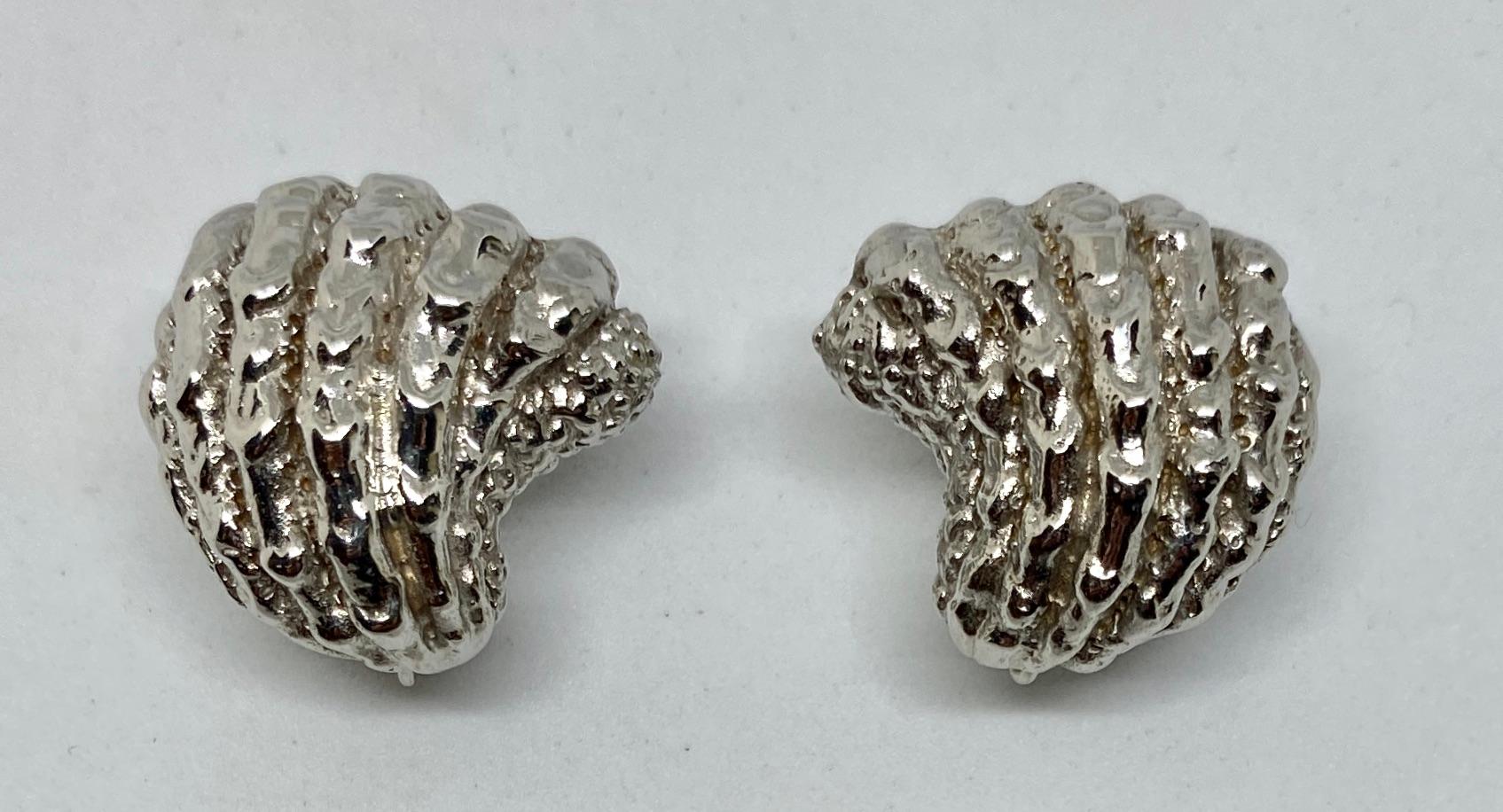 Ein seltenes und wunderschönes Paar Ohrringe aus massivem 18-karätigem Weißgold von Mish Fine Jewelry, begleitet von drei Paaren maßgefertigter Anhänger.

Diese schönen, omegaförmigen Ohrringe, die wie Miniatur-Austernschalen geformt sind, messen