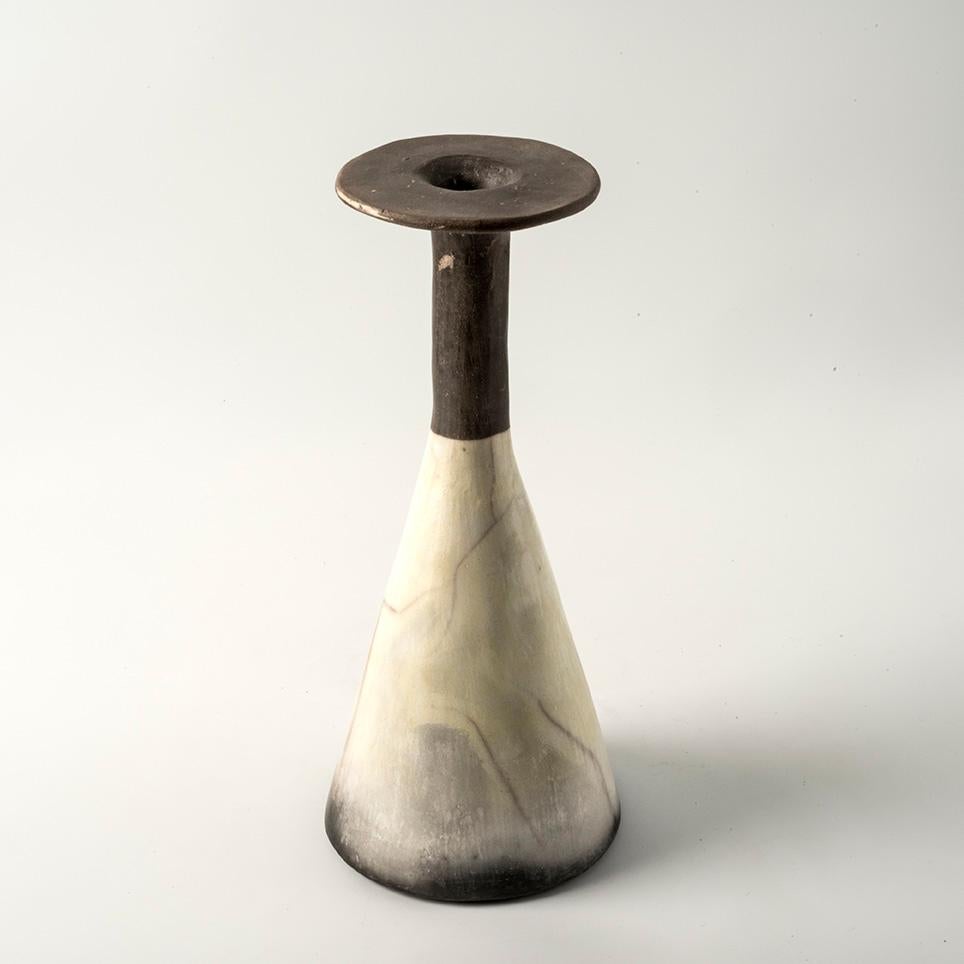 Unicité, art et design dans un seul objet.
Le vase-sculpture MISIA est une pièce unique réalisée à la main par l'artiste Nino Basso en utilisant la technique orientale ancienne et raffinée de la poterie raku nue.
 Son design moderne et minimaliste
