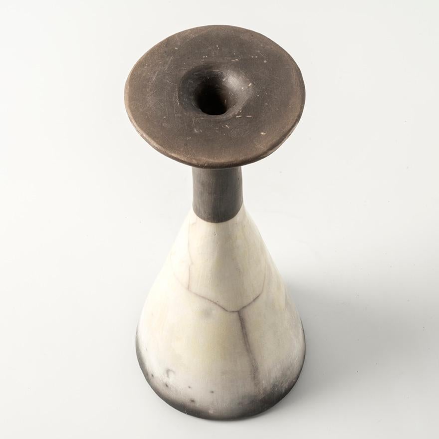 Moderne MISIA Vase sculpture en céramique raku nue - Design Nino Basso - Pièce unique en vente