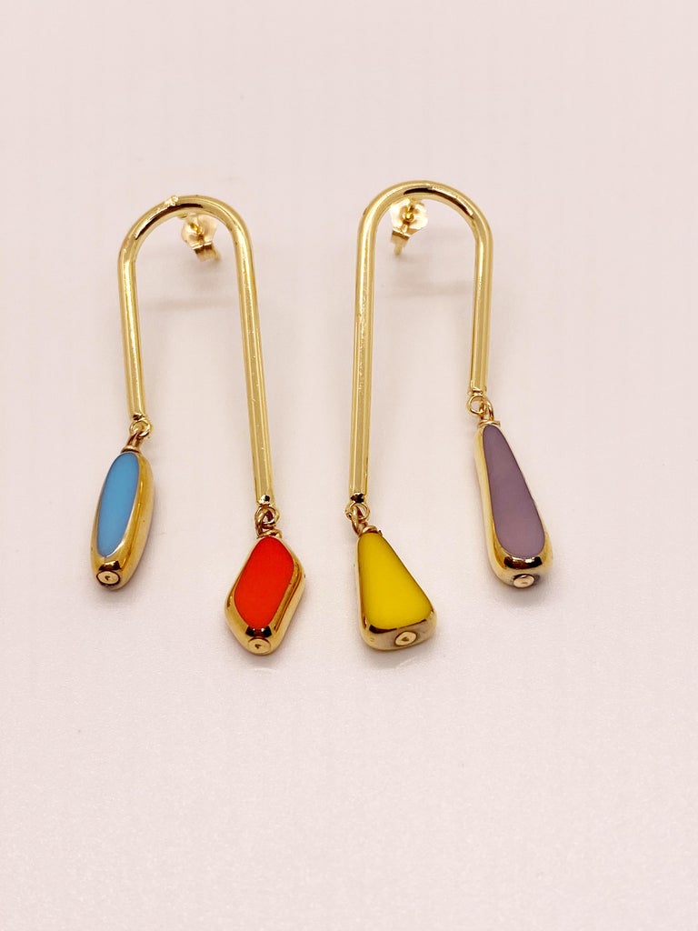 Boucles d'oreilles vintage en verre allemand bordées de perles en or 24  carats de couleur bonbon - En vente sur 1stDibs