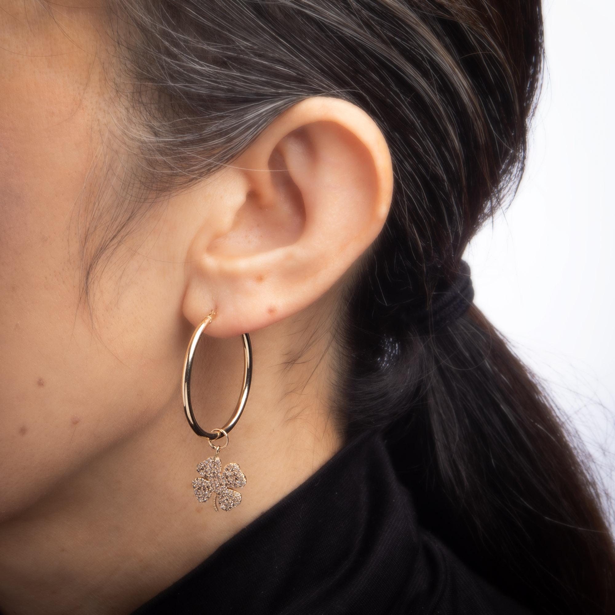 Moderne Boucles d'oreilles créoles vintage en diamants assortis en forme de croix de trèfle à quatre feuilles en vente