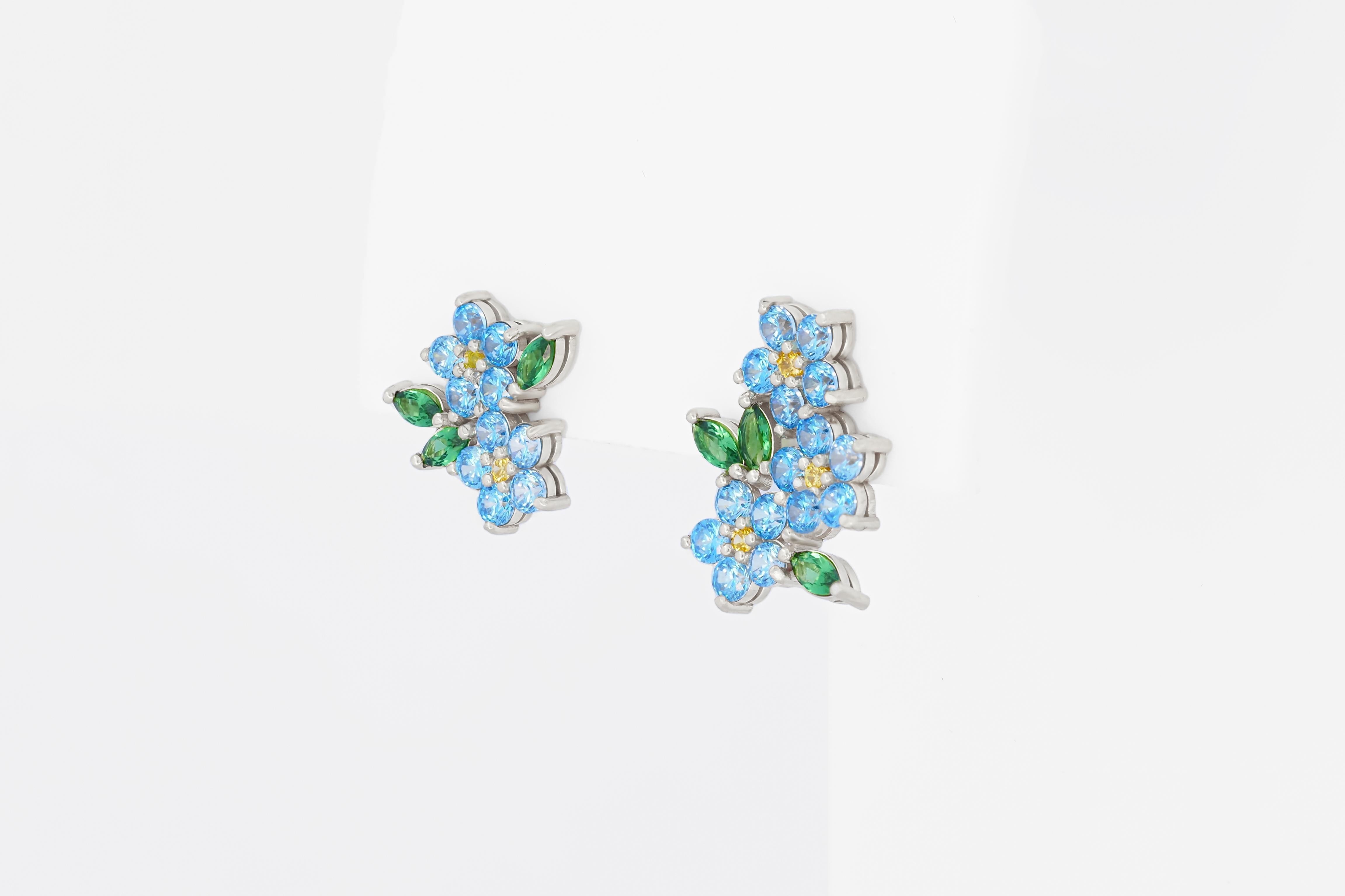 Ungleiche Blumenohrringe mit farbigen Edelsteinen in 14k Gold. Damen im Angebot