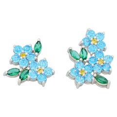 Boucles d'oreilles fleurs dépareillées avec pierres précieuses colorées en or 14k.