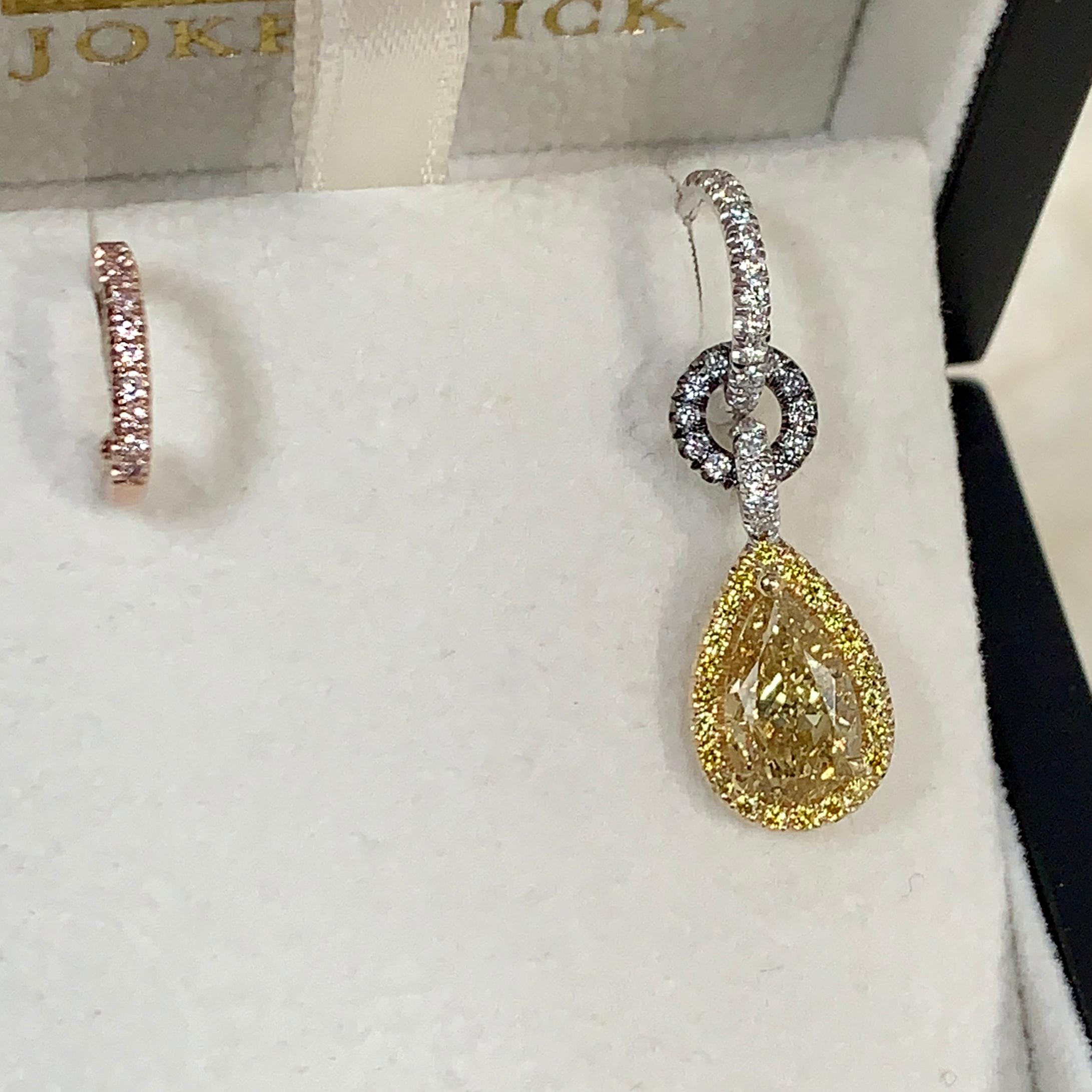 Mismatched Hoop earrings with removable charm handmade in Belgium by jewelry artist Joke Quick, in solid 18K Yellow, Rose & White gold and handmade the traditional way ( no casting or printing involved ).
One of the two hoop earrings is made in