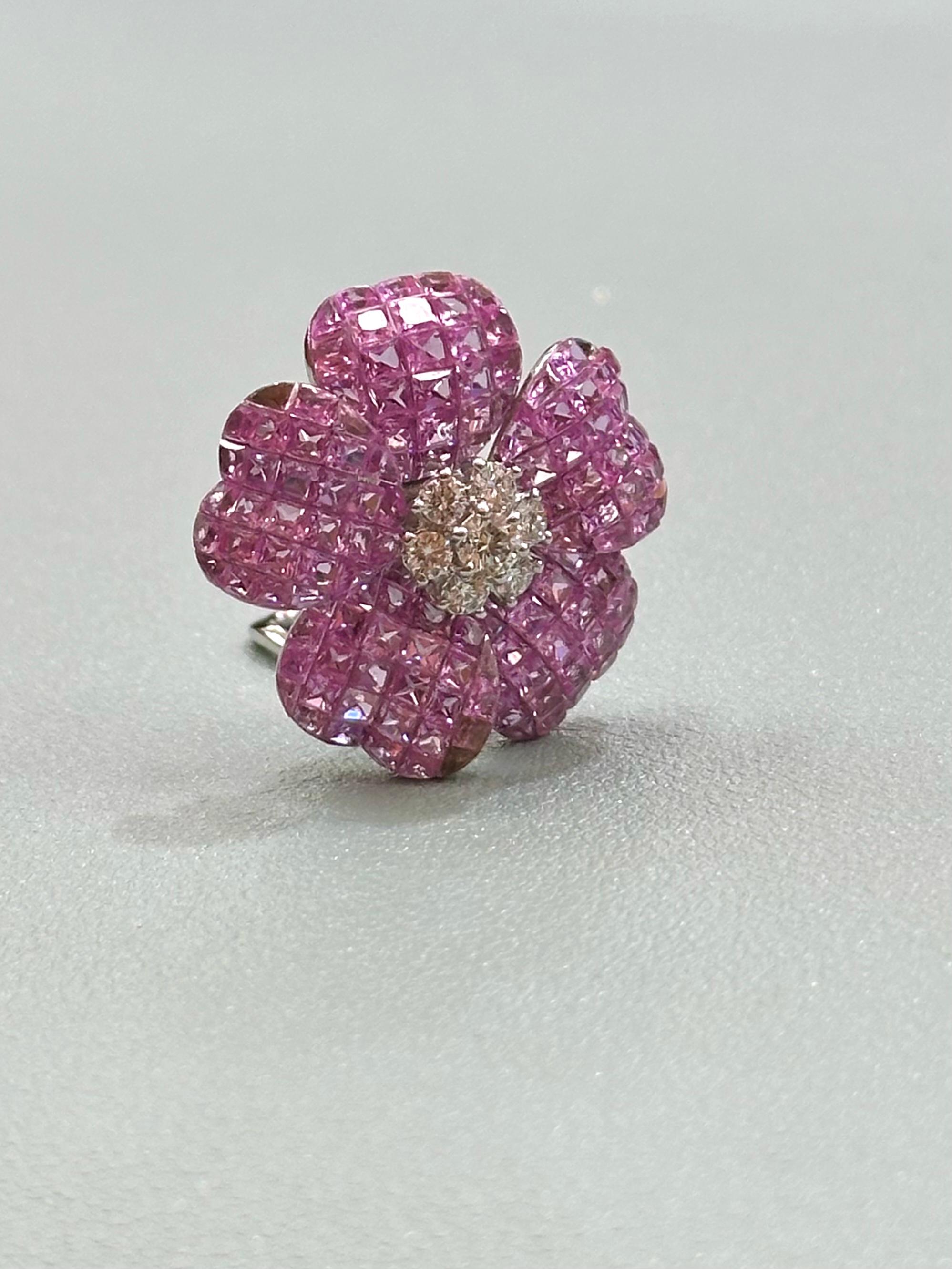 Ungleiche, unsichtbar gefasste Blumenohrringe mit rosa Saphiren und Diamanten (Gemischter Schliff) im Angebot