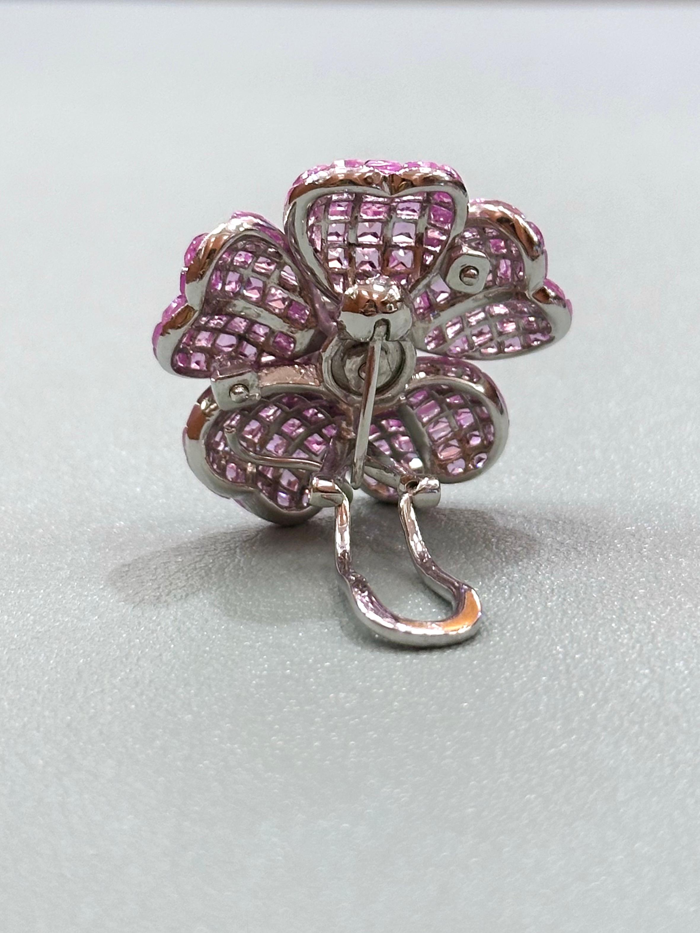 Ungleiche, unsichtbar gefasste Blumenohrringe mit rosa Saphiren und Diamanten für Damen oder Herren im Angebot
