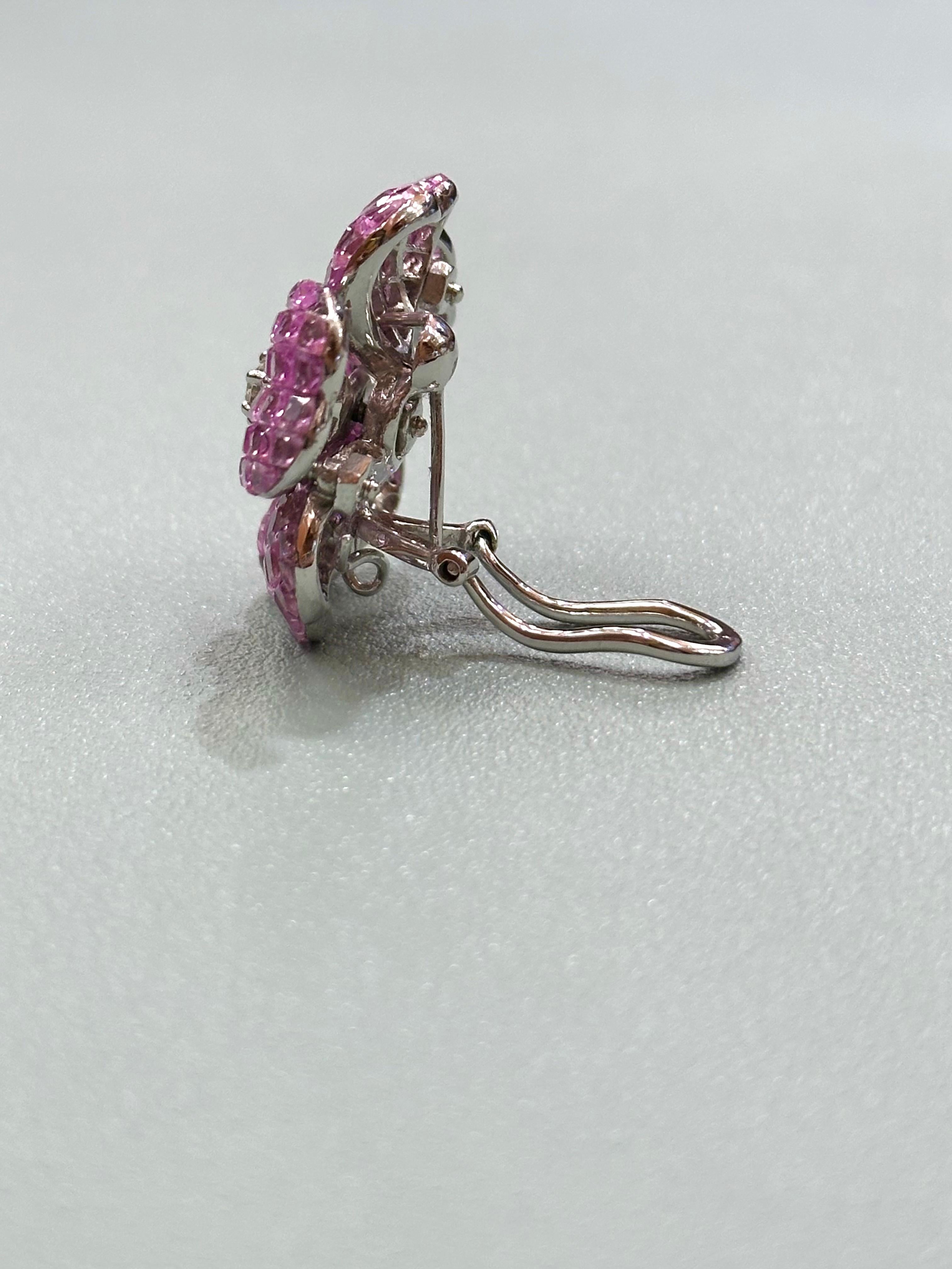 Ungleiche, unsichtbar gefasste Blumenohrringe mit rosa Saphiren und Diamanten im Angebot 1