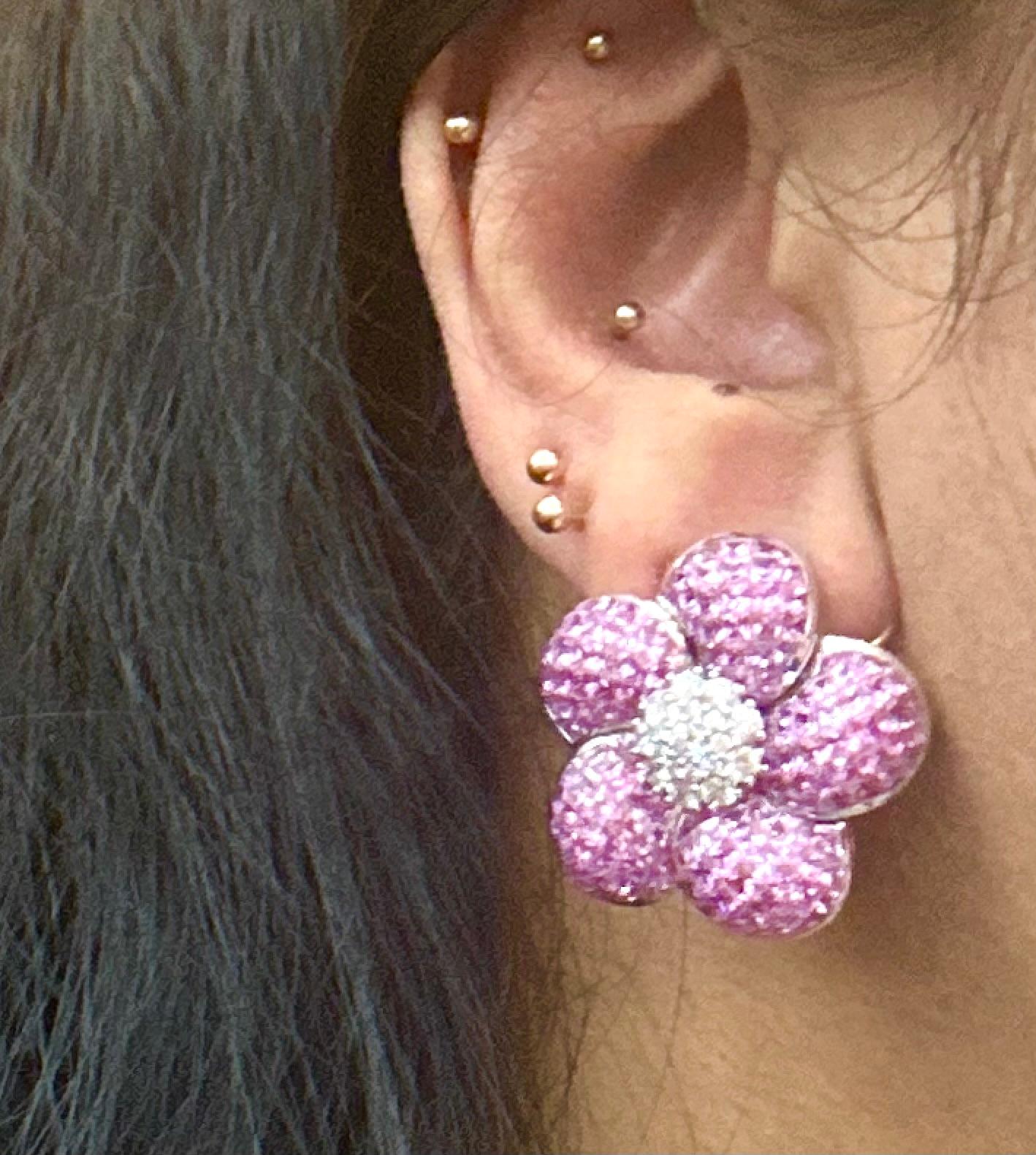 Orecchini a fiore con zaffiro rosa e diamante incastonati in modo invisibile, non abbinati tra loro in vendita 2