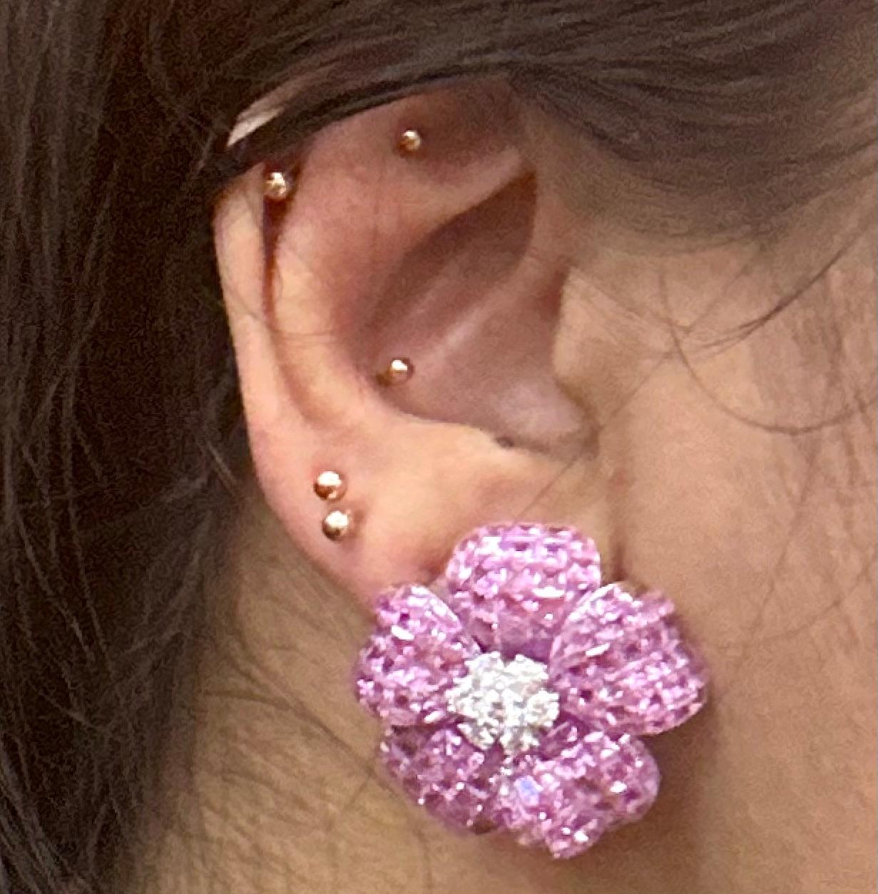 Orecchini a fiore con zaffiro rosa e diamante incastonati in modo invisibile, non abbinati tra loro in vendita 3