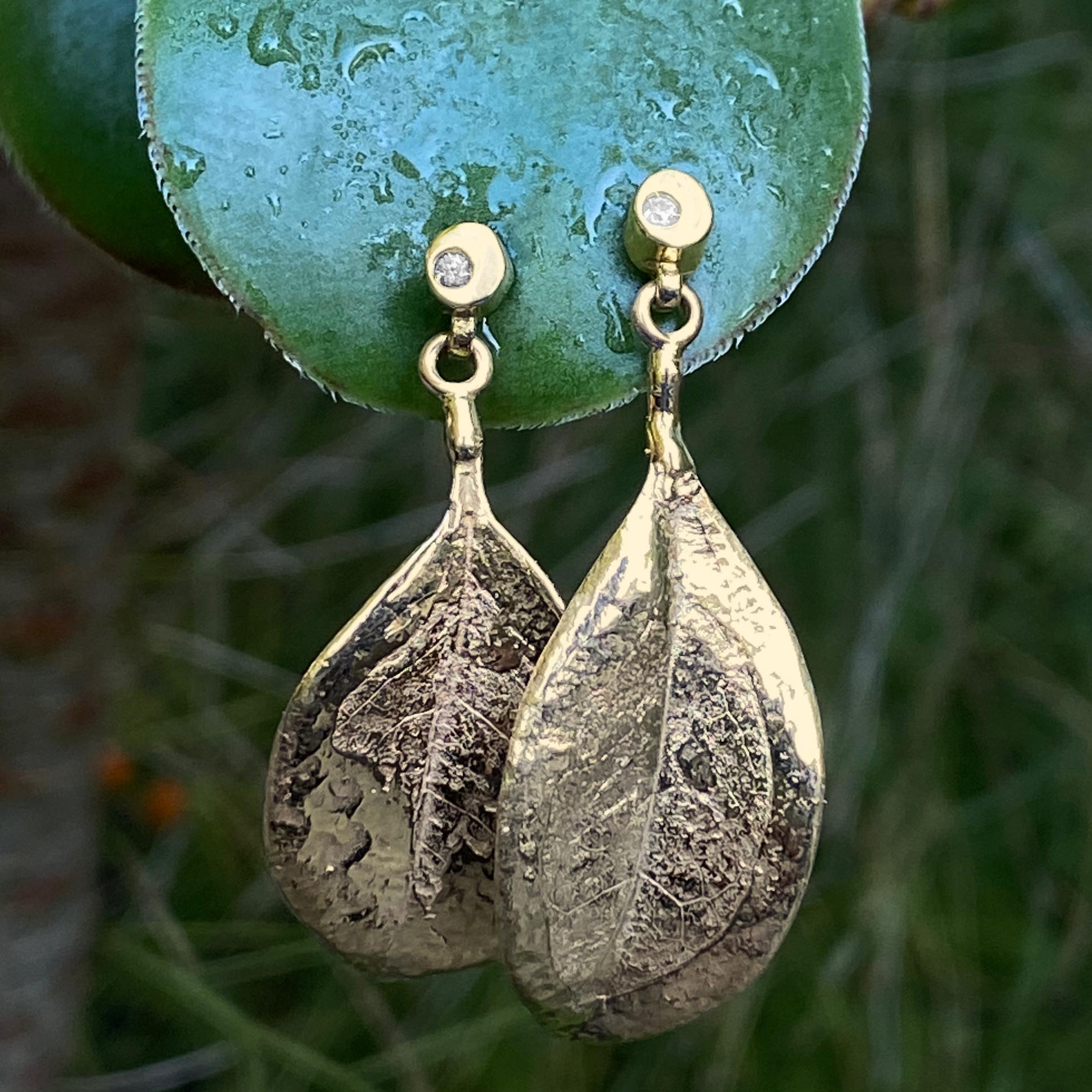 Mismatched Leaf Dangle Earrings in Yellow Gold with Diamond Accents In Excellent Condition For Sale In Sherman Oaks, CA