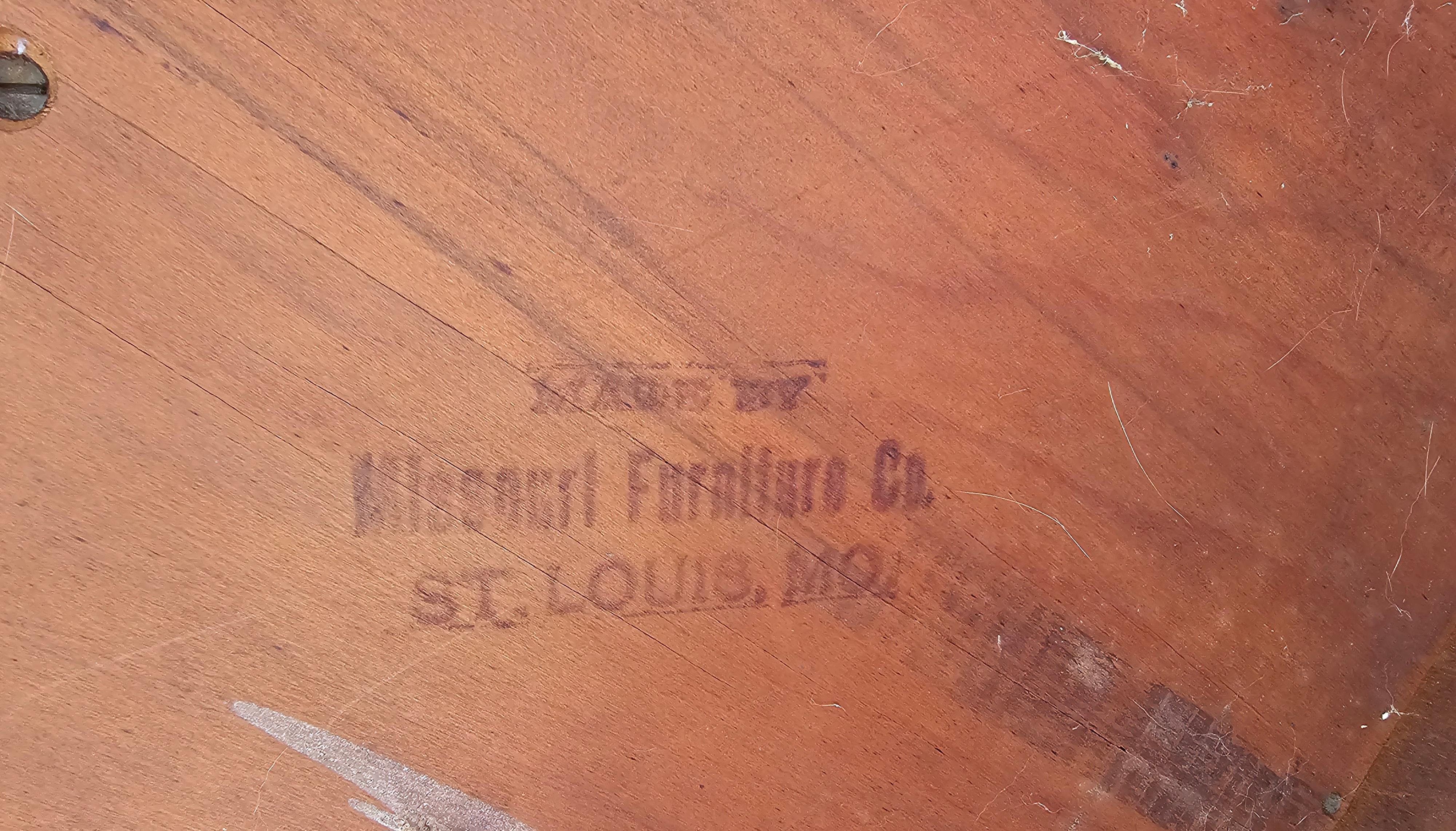 Mogano Misouri Furniture Armadio francese a due ante in mogano del metà secolo A. Notari in vendita
