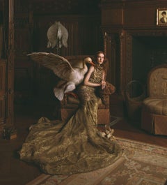 Blattgold (surreale Mode) von Miss Aniela - Porträtfotografie, Frau und Schwan