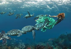 Turtles (Surreal Fashion) de Miss Aniela - Photographie de portrait, femme en train de nager