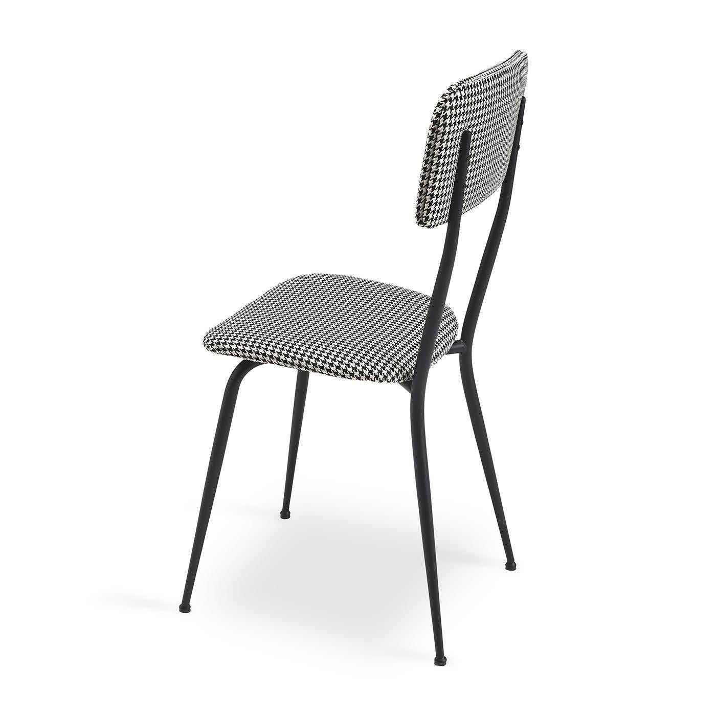 La chaise Miss Ava 2 combine un style moderne et traditionnel dans un design élégant sans effort. Les pieds en métal épurés avec une finition laquée noire donnent une touche contemporaine, tandis que le dossier et l'assise rembourrés présentent un