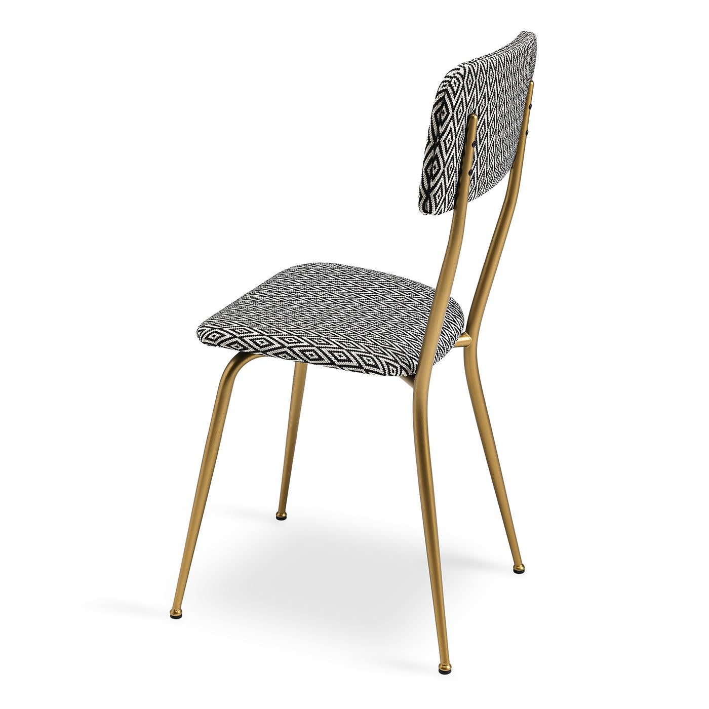 Dieser raffinierte Stuhl hat einen eleganten Metallrahmen mit gebürsteter Messingoberfläche. In starkem Kontrast zu seiner schlichten Ästhetik steht die geometrische Polsterung, die den gepolsterten Sitz und die Rückenlehne bedeckt und für einen
