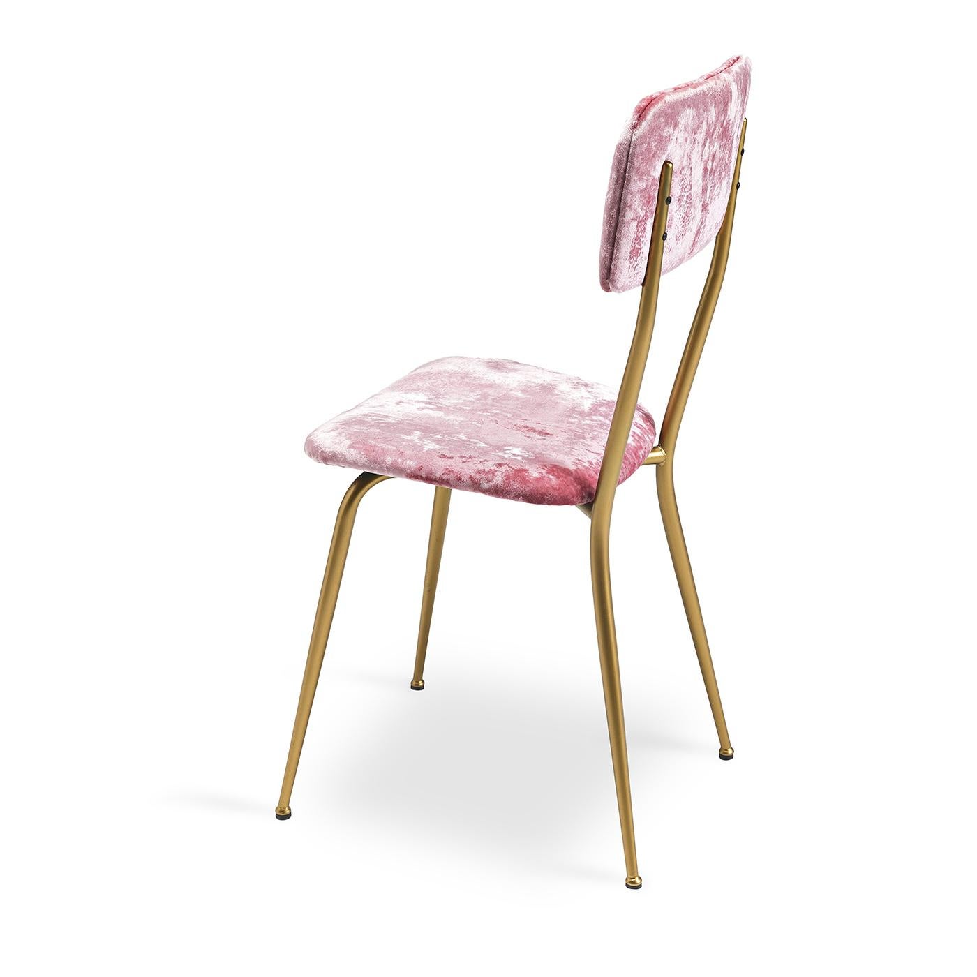 Elegant, raffiniert und unbestreitbar feminin. Der Stuhl Miss Ava 6 zeichnet sich durch seine unwiderstehliche rosa Samtpolsterung aus, die mit einem Gestell aus gebürstetem Messing einen modernen Akzent setzt. Die gepolsterte Sitzfläche und