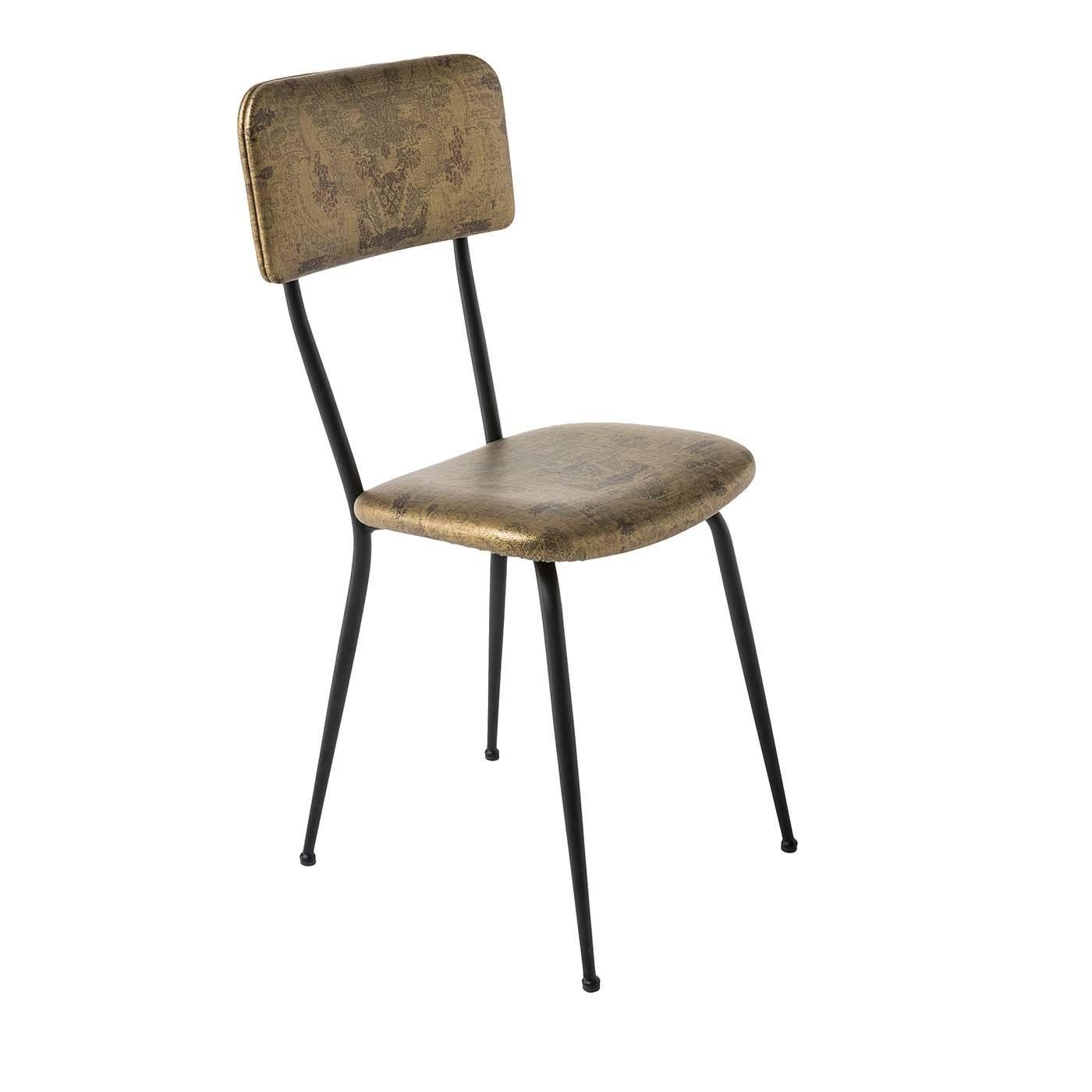 Dieser Stuhl hat einen Vintage-Look, der durch die goldfarbene Oberfläche des feuerfesten, technischen Gewebes, mit dem Sitz und Rückenlehne gepolstert sind, hervorgehoben wird. Sitz und Rückenlehne sind mit Polyurethan und geschwungenen