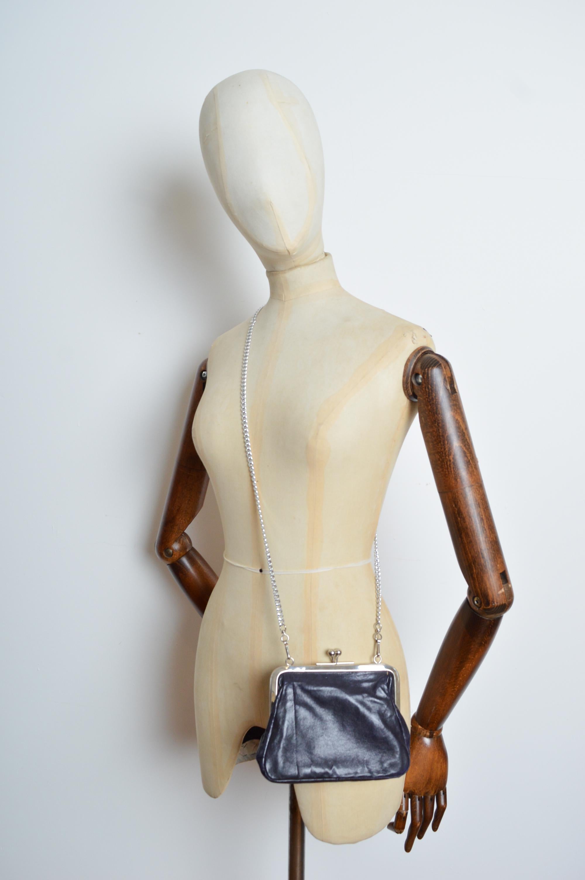 MISS DIOR 1970s Christian Dior Bolso de cuero negro púrpura con correa para el hombro 6