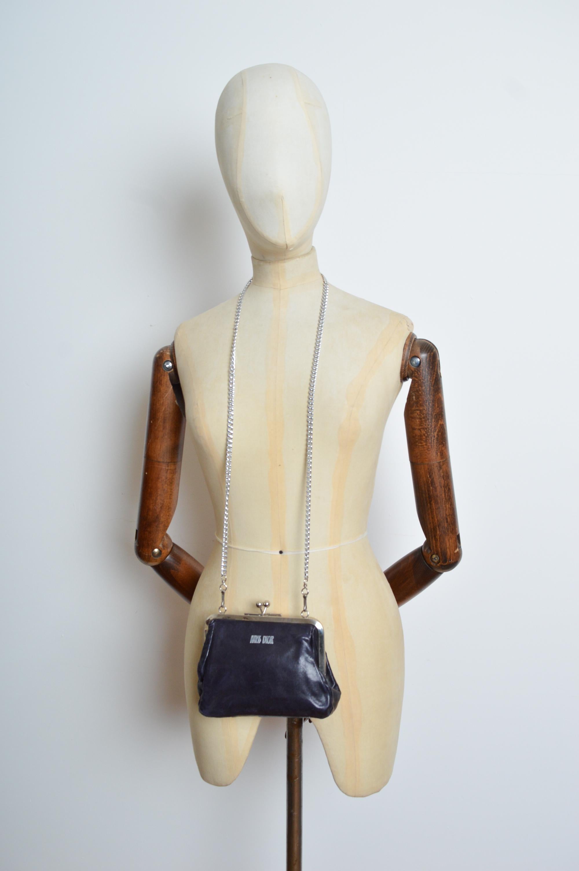 MISS DIOR 1970s Christian Dior Bolso de cuero negro púrpura con correa para el hombro Beige