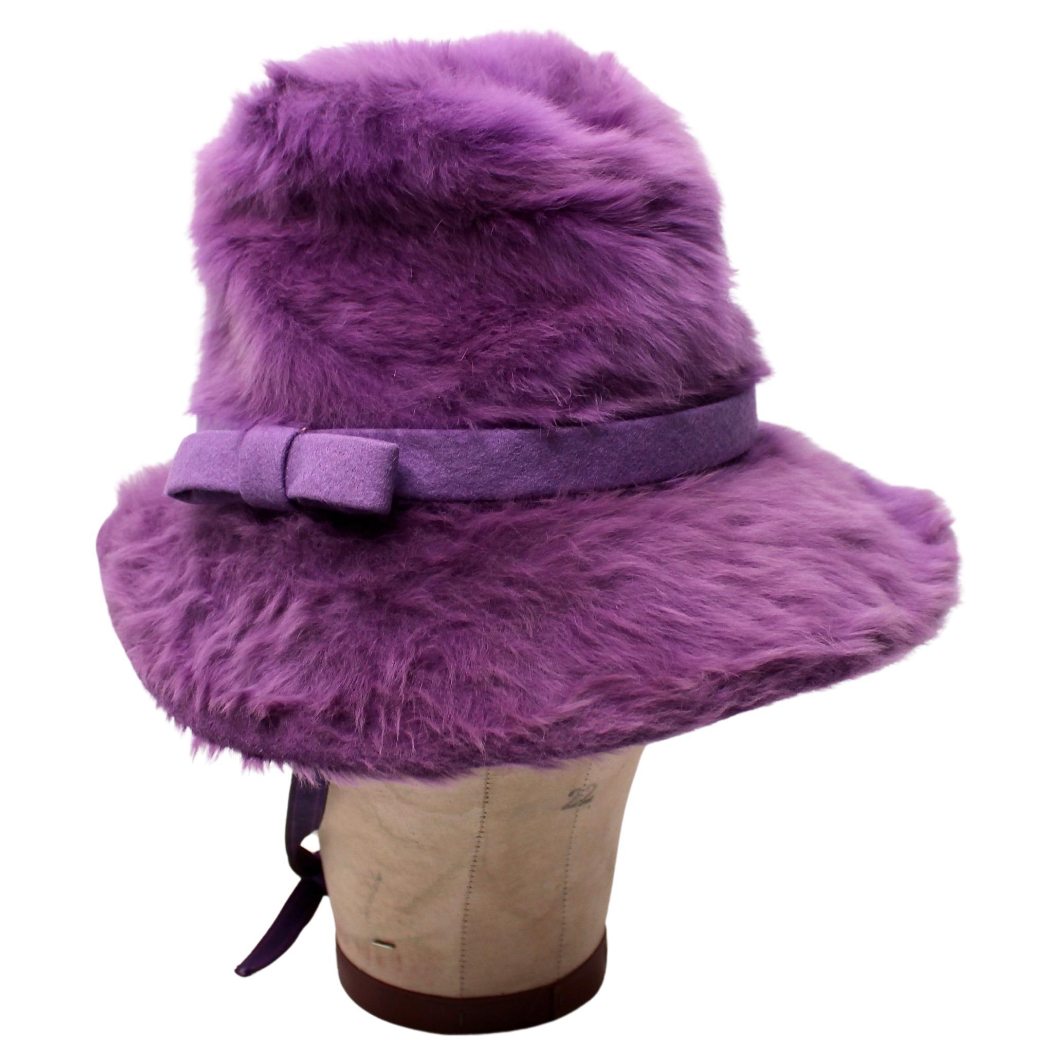Miss Dior by Christian Dior Cappello di pelliccia viola anni 
60 circa in vendita