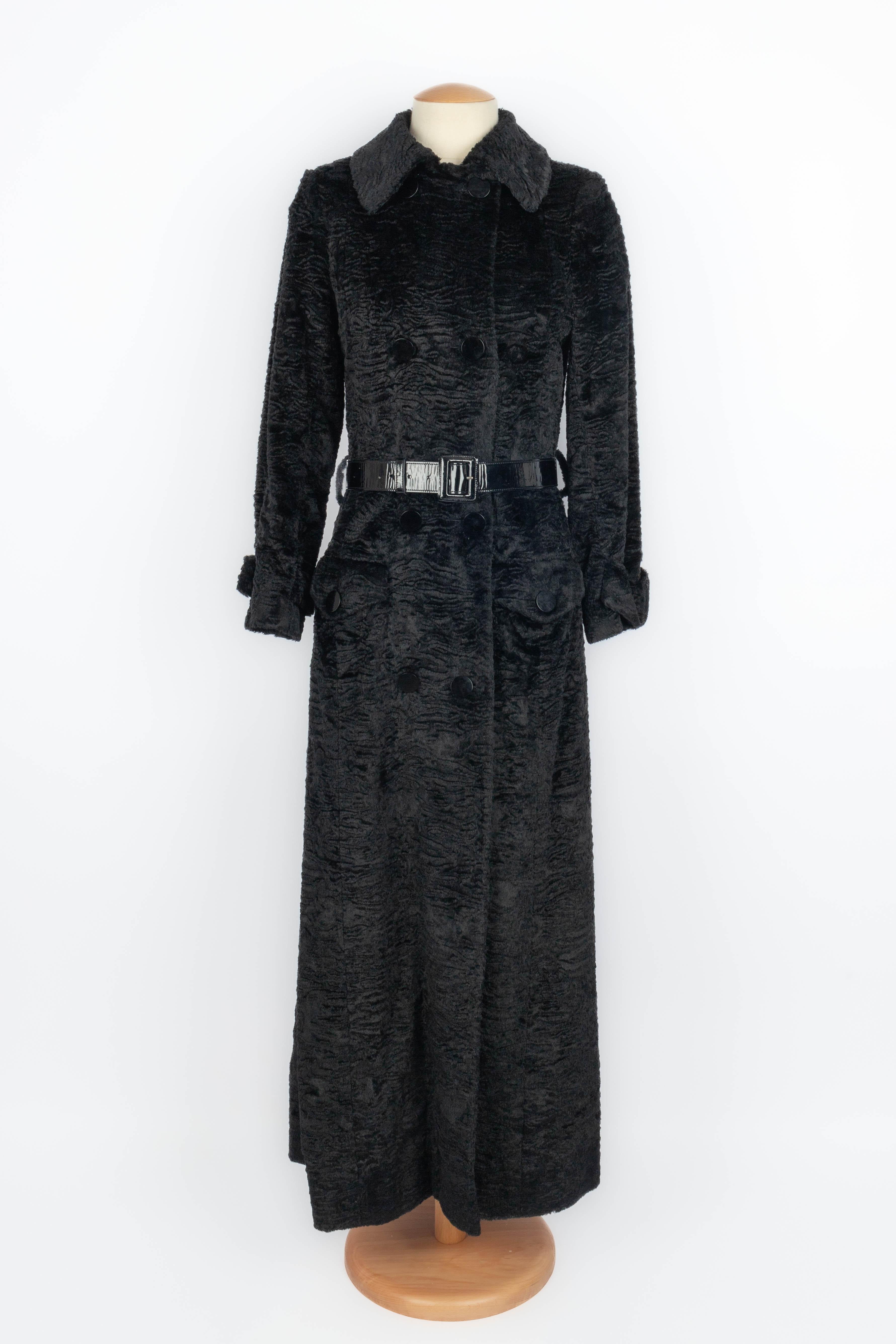 DIOR - Black fur coat with a black patent leather belt. No size indicated, it fits a 36FR.

Condition:
Very good condition

Dimensions:
Shoulder width: 38 cm - Chest: 42 cm - Sleeve length: 59 cm - Length: 139 cm

SKU:M132


