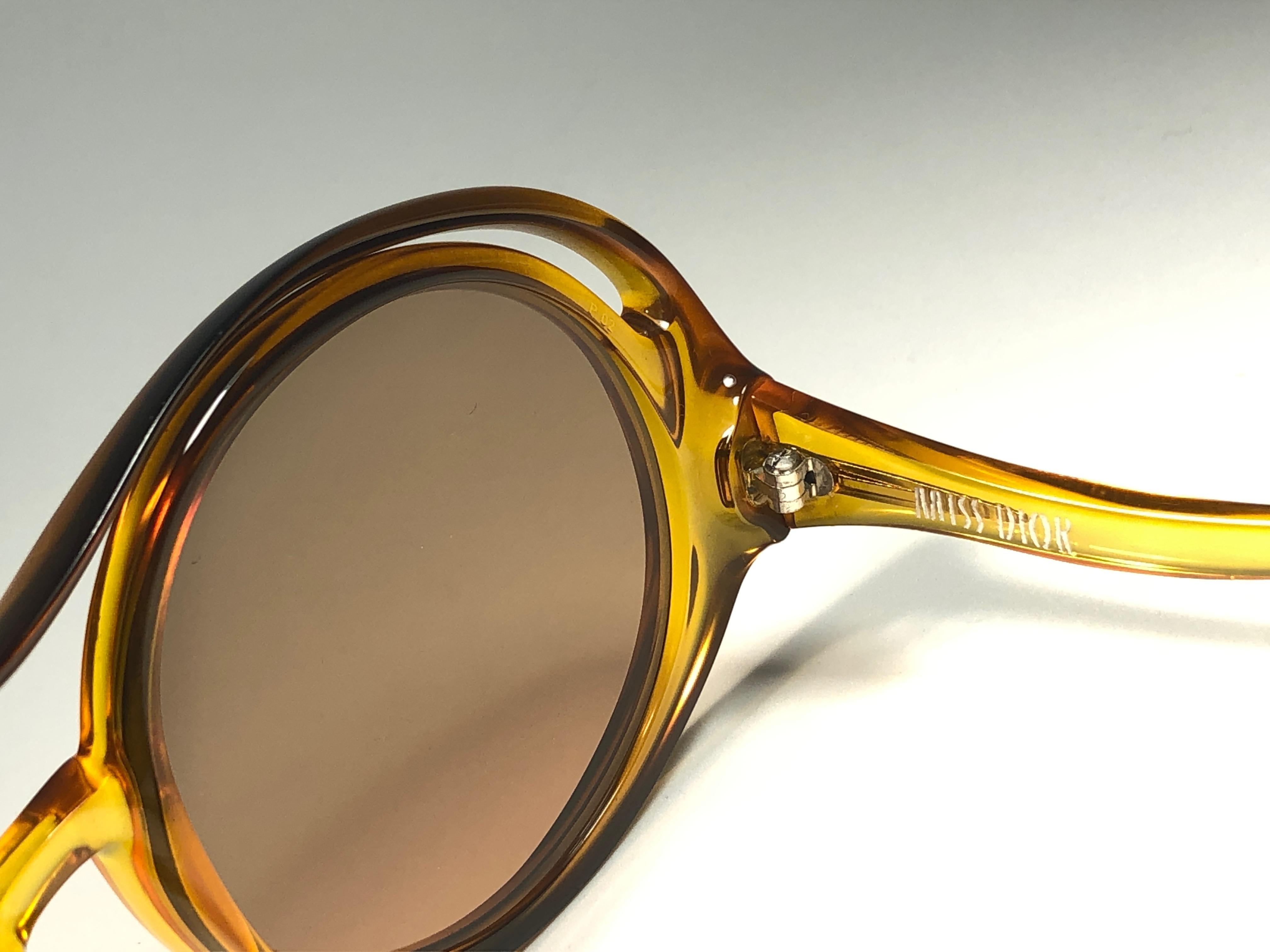 Mint Vintage Miss Dior OVERSIZED frame with spotless lenses.   
Made in Austria.  
Produced and design in 1970's.  
A collector’s piece! . It has some wear due to 40 years of storage.

FRONT : 16 CMS
LENS HEIGHT : 6 CMS
LENS WIIDTH : 6 CMS