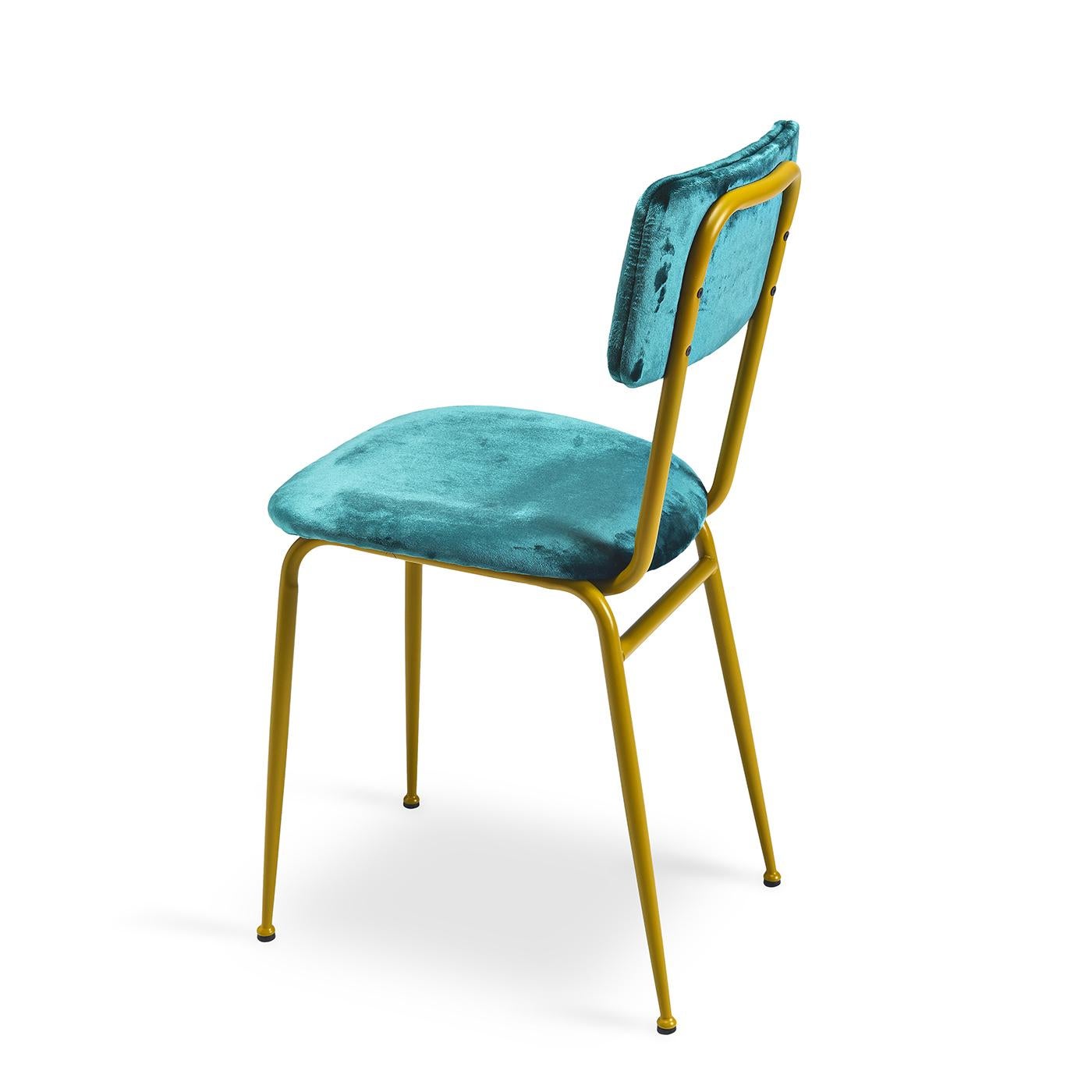 Bringen Sie einen Hauch von Glamour in Ihren modernen Wohnbereich mit dem Stuhl Miss Gina 1. Der elegante Rahmen aus Mehl ist in gebürstetem Kupfer gehalten und mit luxuriösem tealfarbenem Samt gepolstert. Die Polsterung von Sitz und Rückenlehne