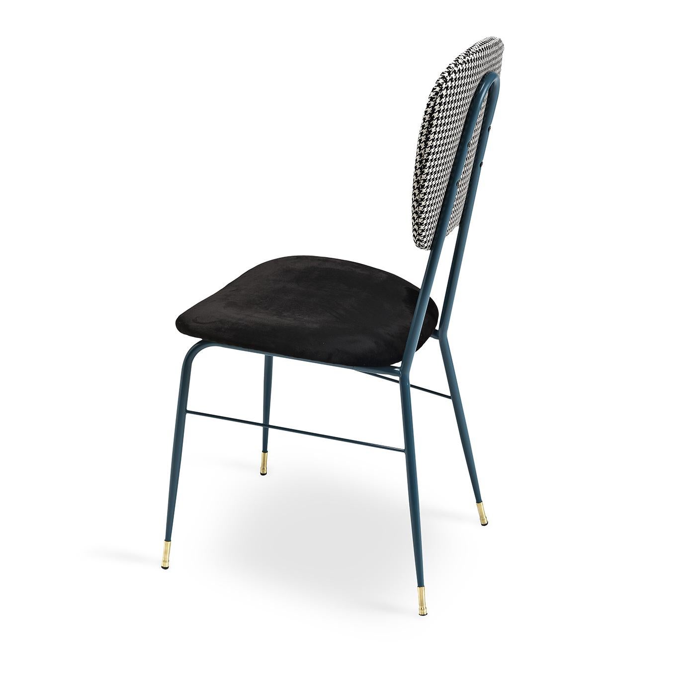 This cute vintage dining chair its a comfy piece, with a back and seat structured with polyurethane and curved wood inserts, and has a simple metal frame in a blue painted inish and with decorative chair guides on the leg bottoms. It’s also pretty