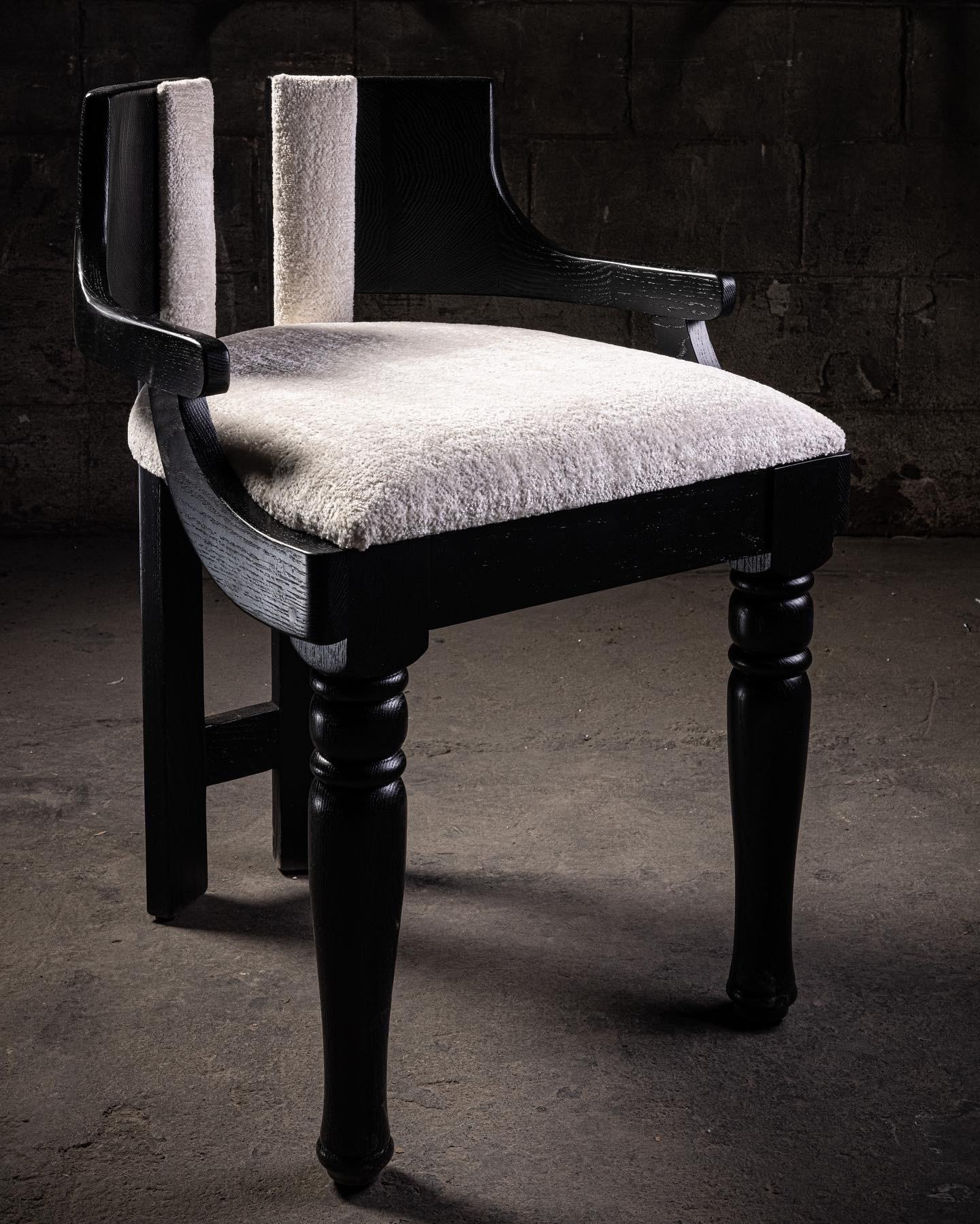 Miss M Stuhl aus schwarzer Eiche mit gepolsterter Sitzfläche und Rückenlehne von No Age Studio
Abmessungen: T 68,6 x B 59,7 x H 66 cm. 
MATERIALIEN: Eiche und Polstermöbel.

No Age Studio - Handgefertigte Möbel

Jedes Stück, das wir anfertigen, ist