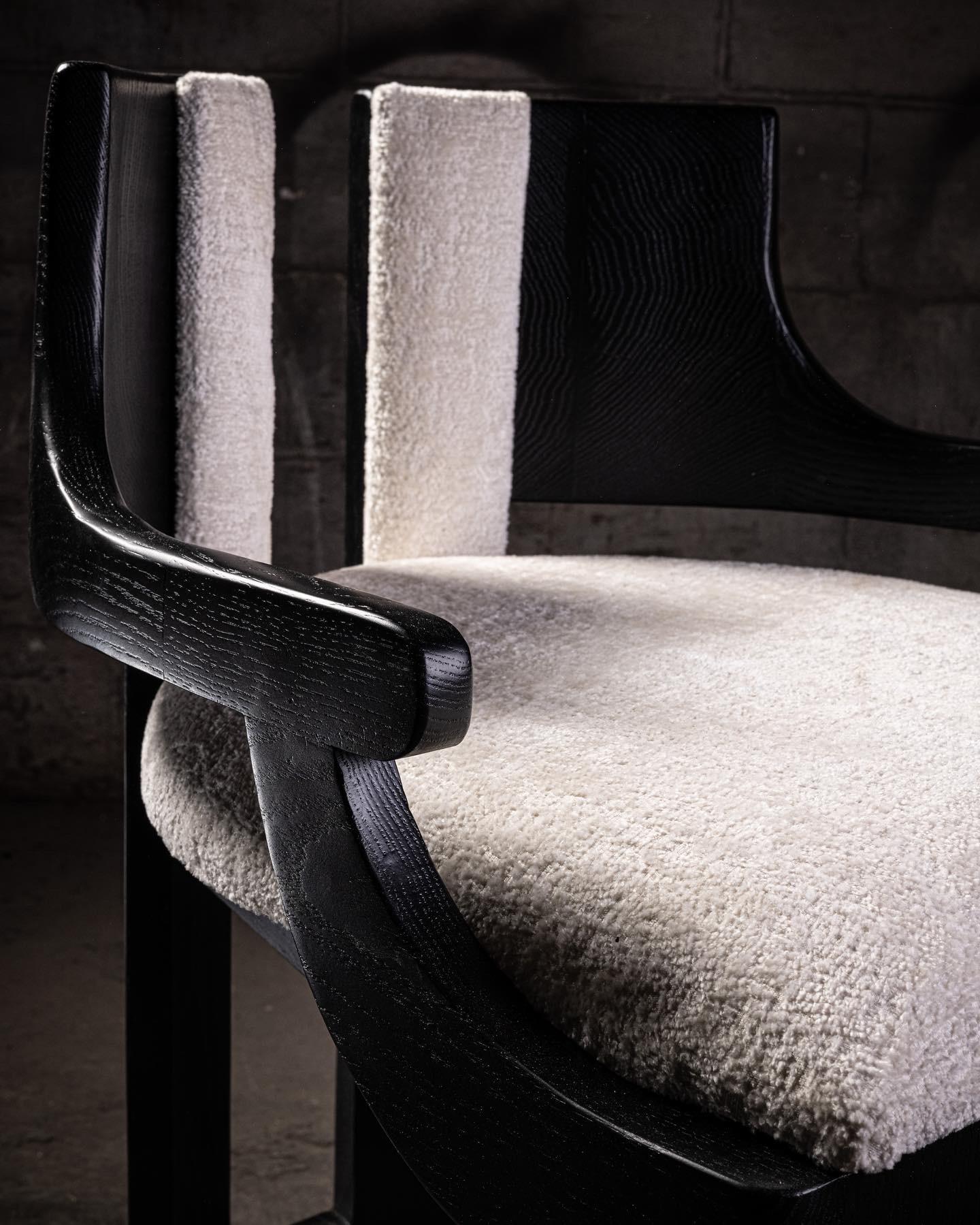 Miss M Stuhl aus schwarzer Eiche mit gepolsterter Sitzfläche und Rückenlehne von No Age Studio (Moderne) im Angebot