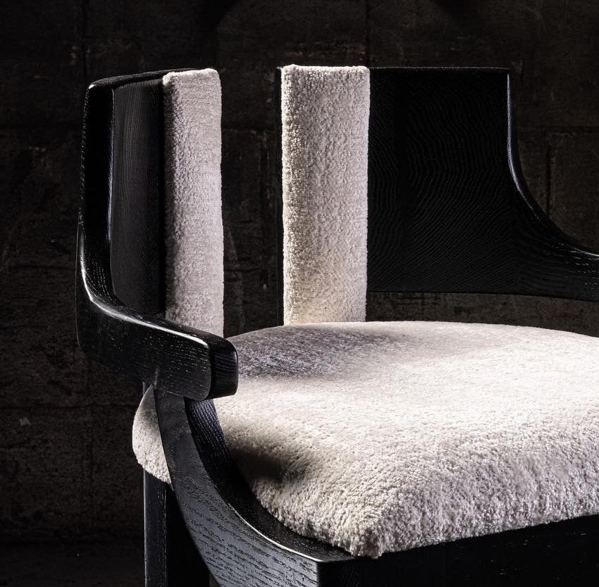 Miss M Stuhl aus schwarzer Eiche mit gepolsterter Sitzfläche und Rückenlehne von No Age Studio (Mexikanisch) im Angebot