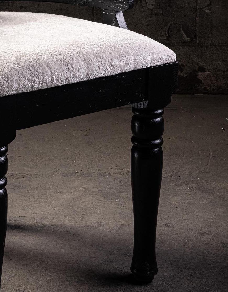 Miss M Stuhl aus schwarzer Eiche mit gepolsterter Sitzfläche und Rückenlehne von No Age Studio (Sonstiges) im Angebot