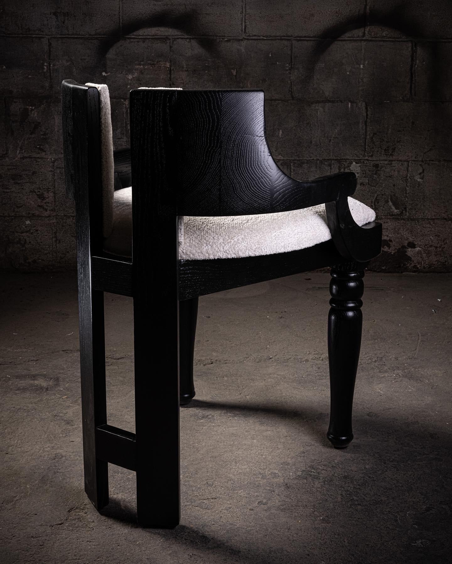 Miss M Stuhl aus schwarzer Eiche mit gepolsterter Sitzfläche und Rückenlehne von No Age Studio (21. Jahrhundert und zeitgenössisch) im Angebot