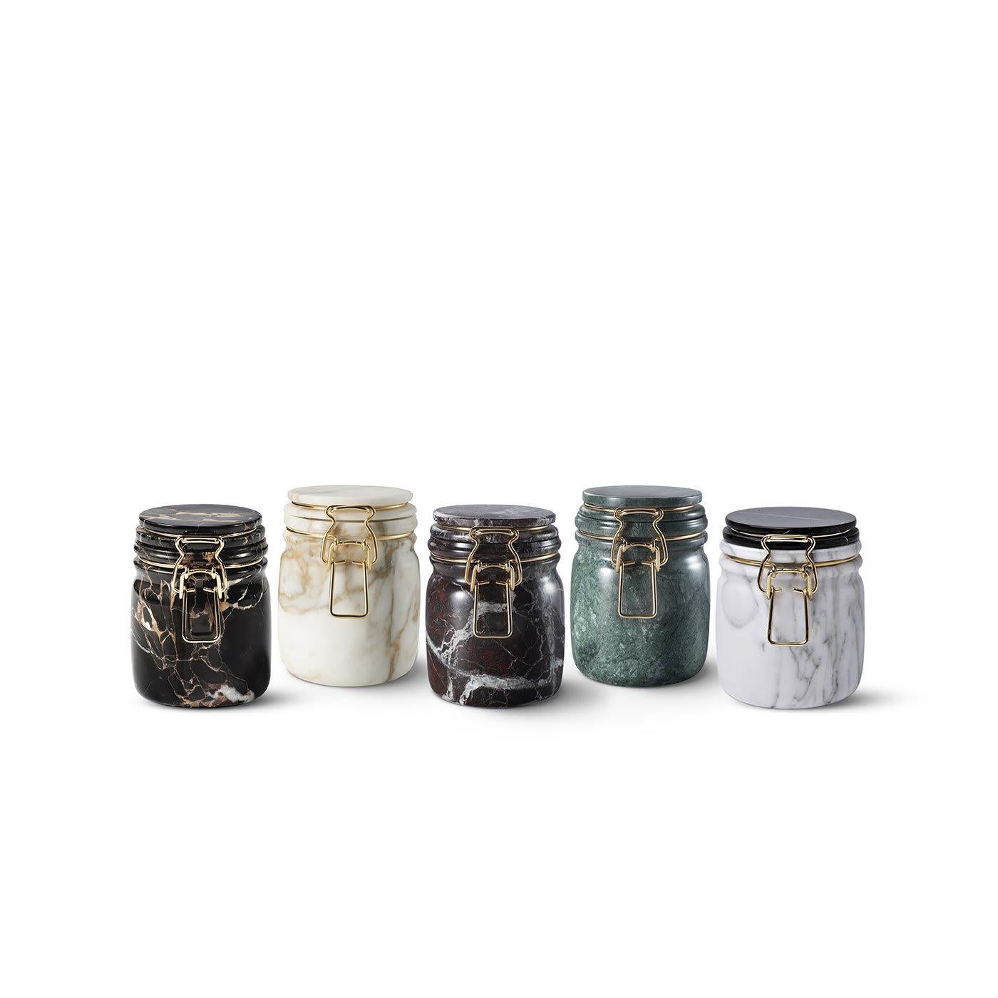 The stunning natural patterns of the Red Levanto marble grace the surface of this jar, shaped in the same volumes of the traditional marmalade jam. This one-of-a-kind piece is finished with a latch in brass that adds a warm and precious glow to it.