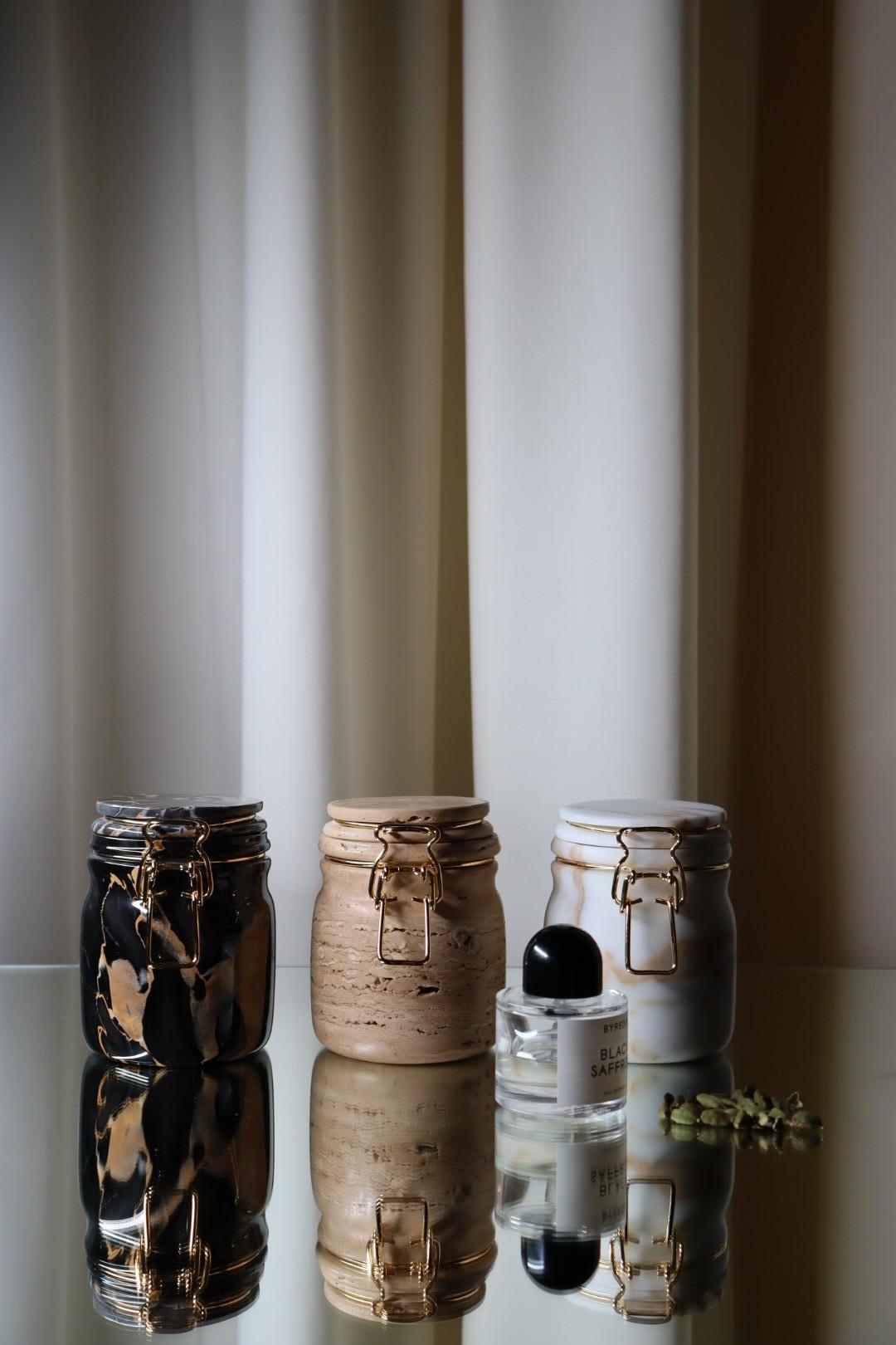 Miss marble is the traditional marmalade jar, produced with the highest quality marbles coming from Tuscan caves and is entirely handmade by expert artisans.
Miss Marble is produced in polished Portoro marble and latch in brass.
Each jar is unique,