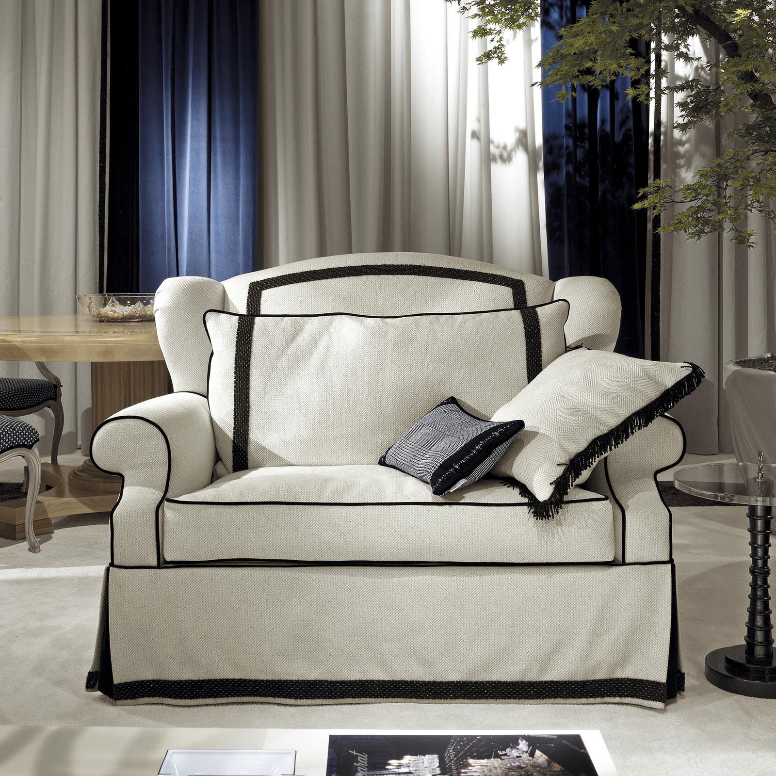 The timeless color combination of black and white gives a striking accent to this elegant armchair that will suit both a Classic and a contemporary decor, adding comfort and sophistication to a living room or study. The solid wood structure combines