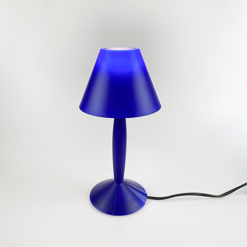 Miss Sissi lamp, design by Philippe Starck for Flos, 1991.

Blue polycarbonate.

It has a mark on the interior plastic from the heat.

E14 bulb, European plug.

Measurements: 28x14x11 cm.