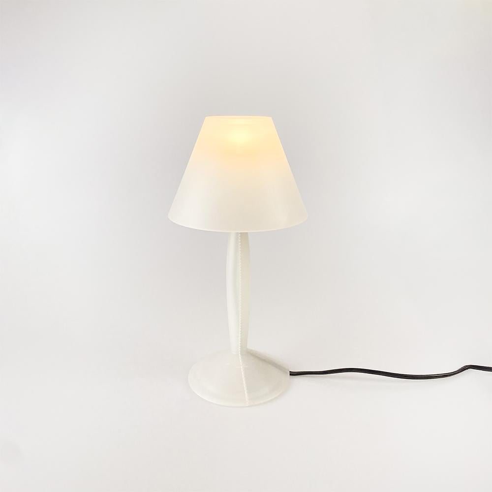 Miss Sissi lamp, design by Philippe Starck for Flos, 1991.

White polycarbonate.

E14 bulb, European plug.

Measurements: 28x14x11 cm.