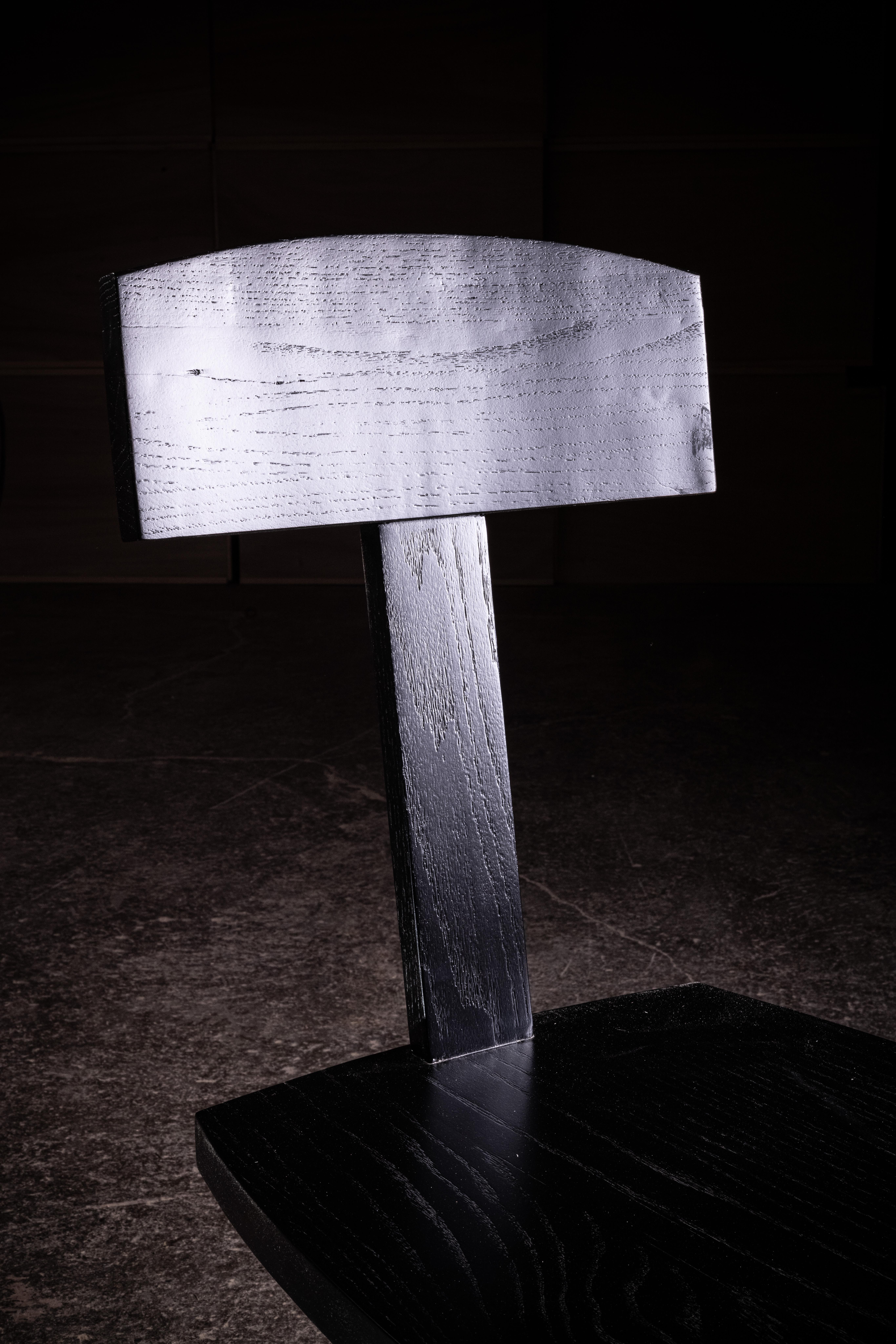 Silla escultórica Miss X de roble negro macizo by No Age Studio Moderno en venta