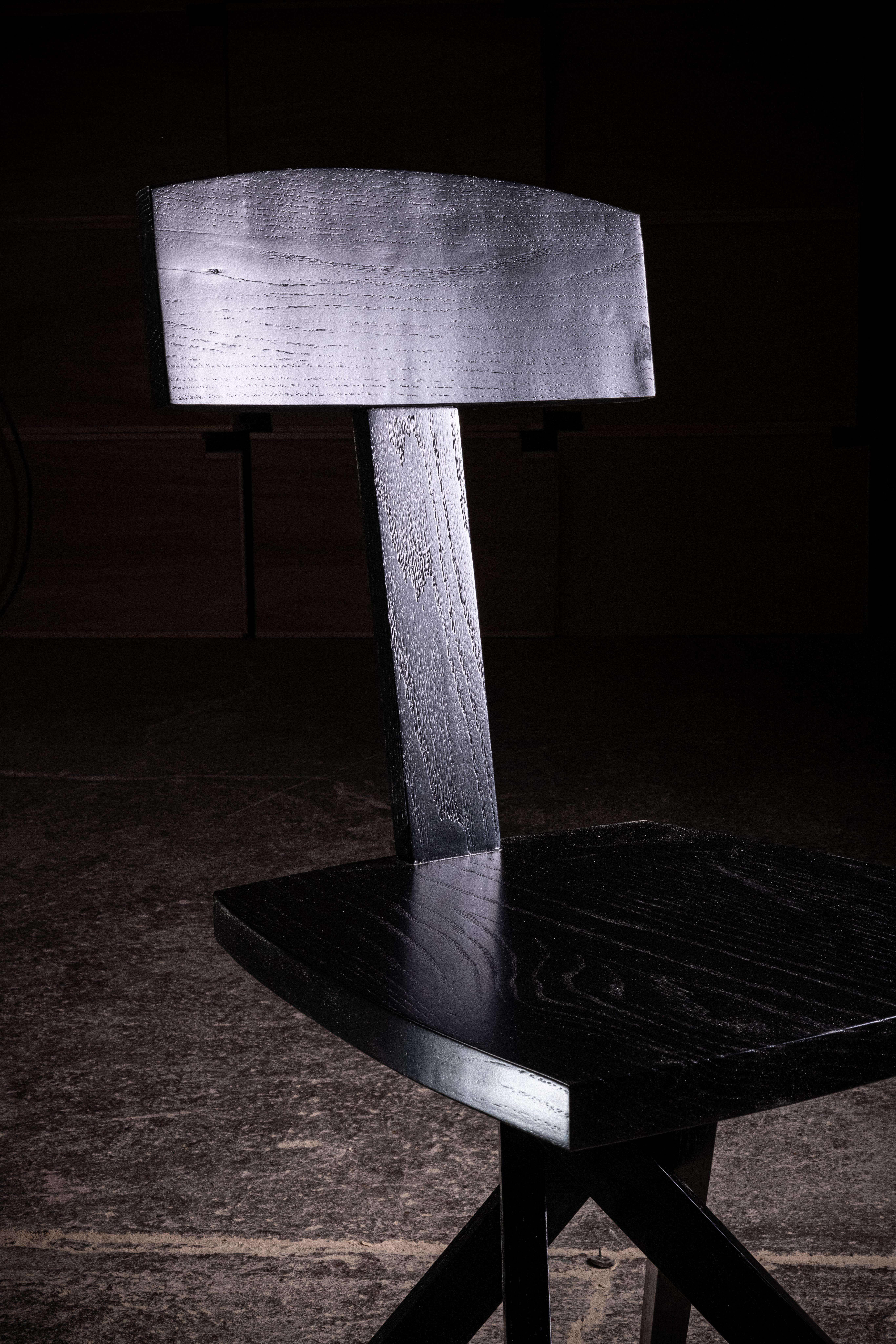 Silla escultórica Miss X de roble negro macizo by No Age Studio Mexicano en venta