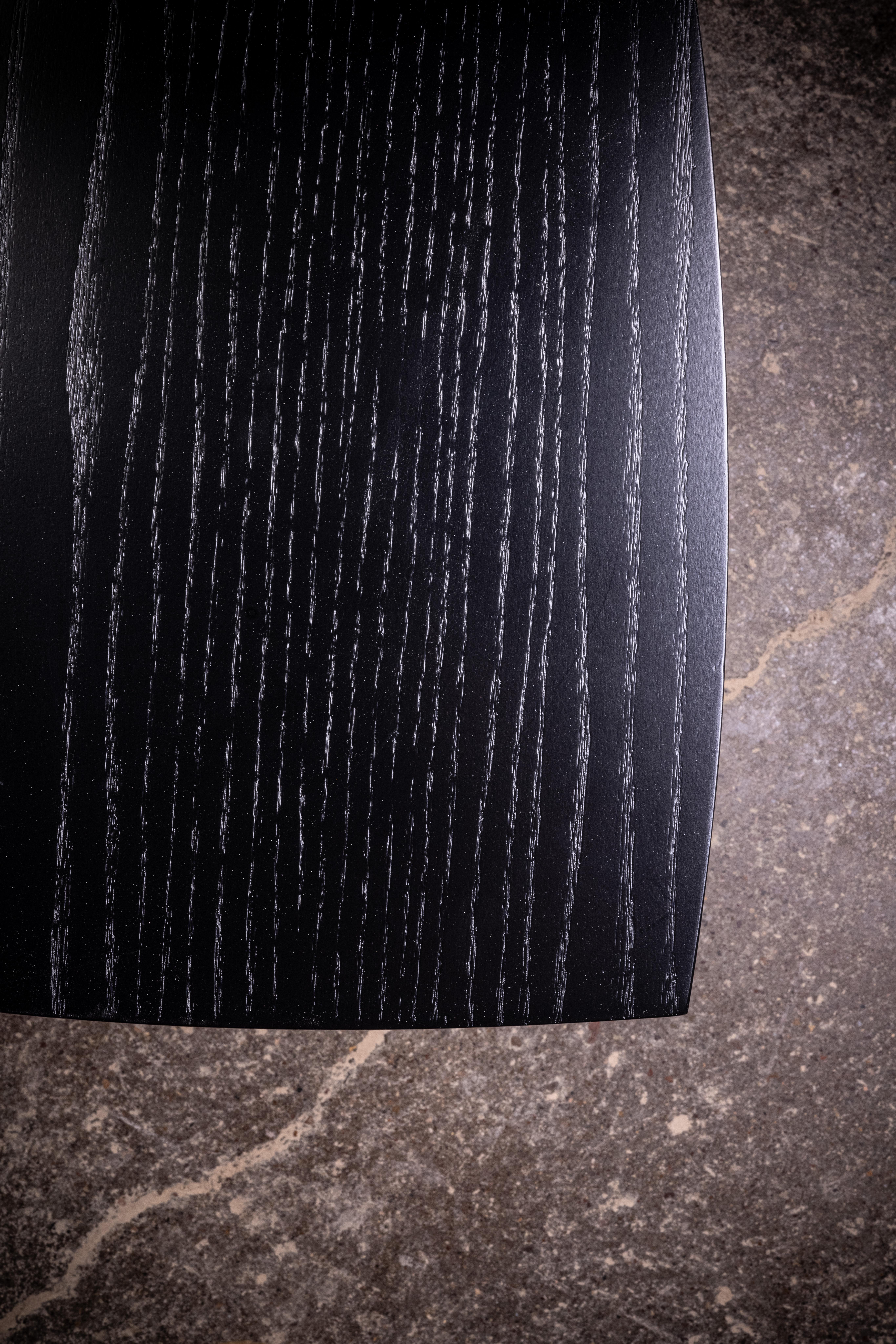 Silla escultórica Miss X de roble negro macizo by No Age Studio Otro en venta